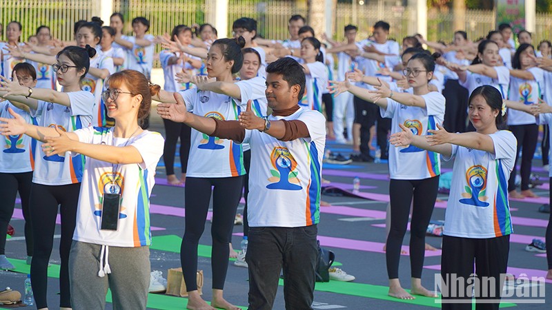 Đồng Tháp: Đồng diễn Ngày Quốc tế Yoga trên đường phố