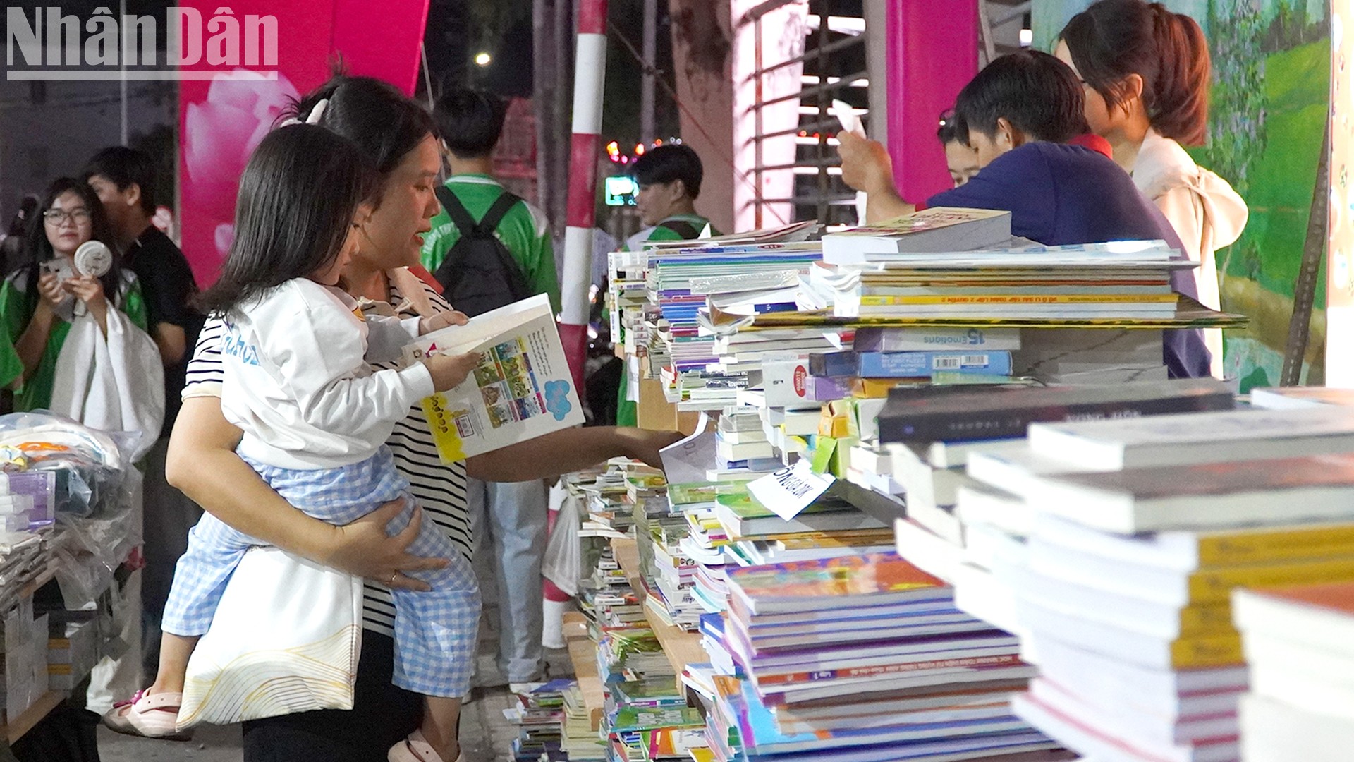 Một cháu bé đi cùng mẹ tại Ngày sách và văn hóa đọc tỉnh Đồng Tháp. (Ảnh: HỮU NGHĨA)