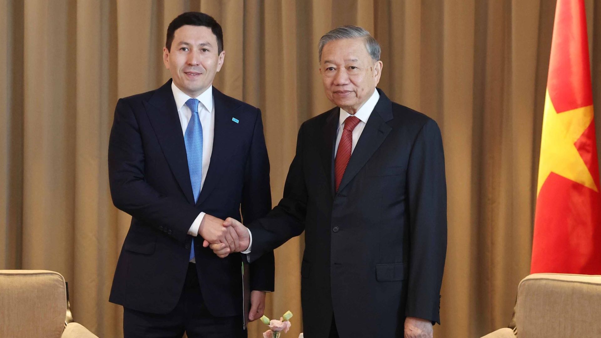 Tổng Bí thư Tô Lâm tiếp Tổng Giám đốc Quỹ đầu tư Quốc gia Kazakhstan Samruk - Kazyna Nurlan Zhakupov. (Ảnh: Thống Nhất/TTXVN)
