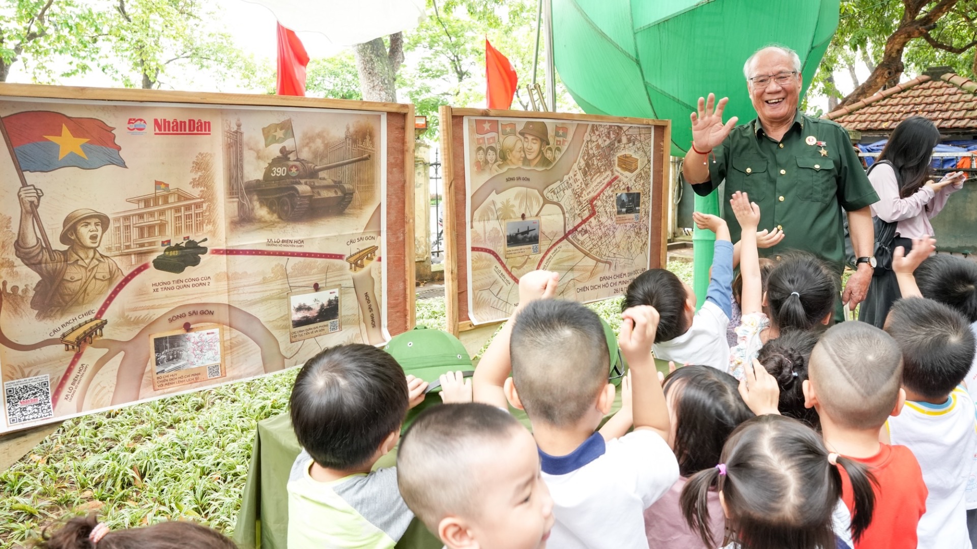 Các bạn nhỏ vui mừng khi được gặp người cựu chiến binh đã trực tiếp tham gia trong các cuộc chiến đấu để giành độc lập cho Tổ quốc.