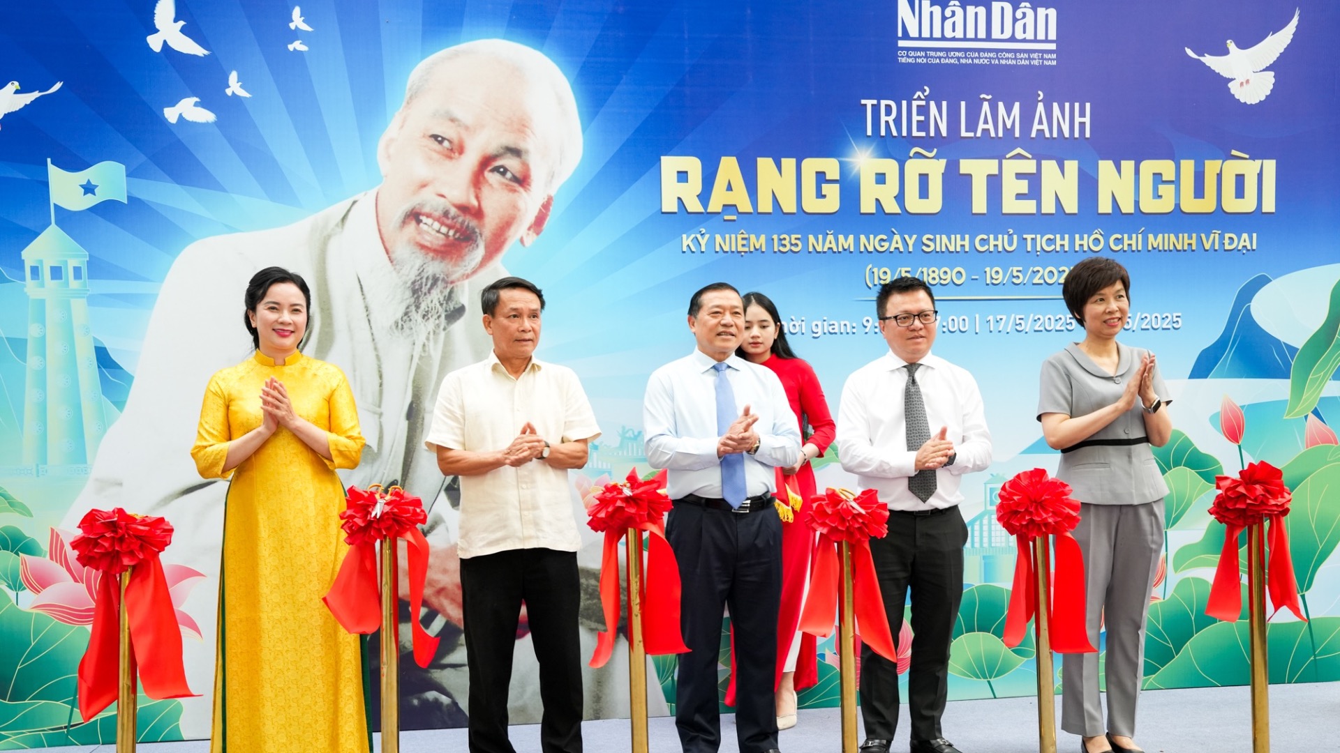 Các đại biểu cắt băng khai mạc triển lãm.