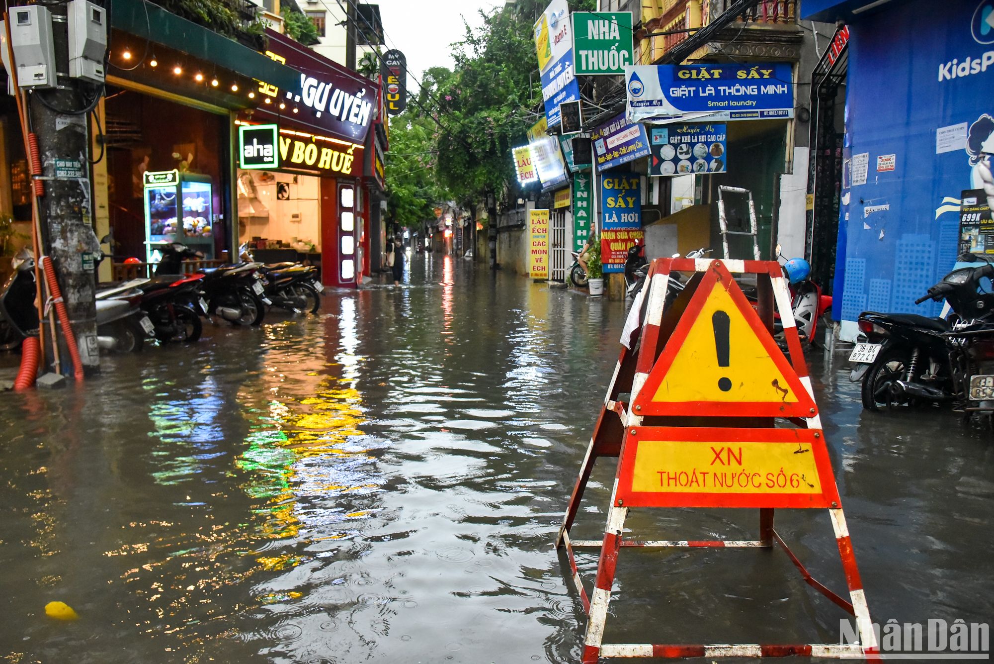 Tại ngã ba Vũ Trọng Phụng, Quan Nhân xảy ra tình trạng ngập nặng. Xí nghiệp thoát nước đã đặt biển cảnh báo ở đầu phố để người dân lưu ý.