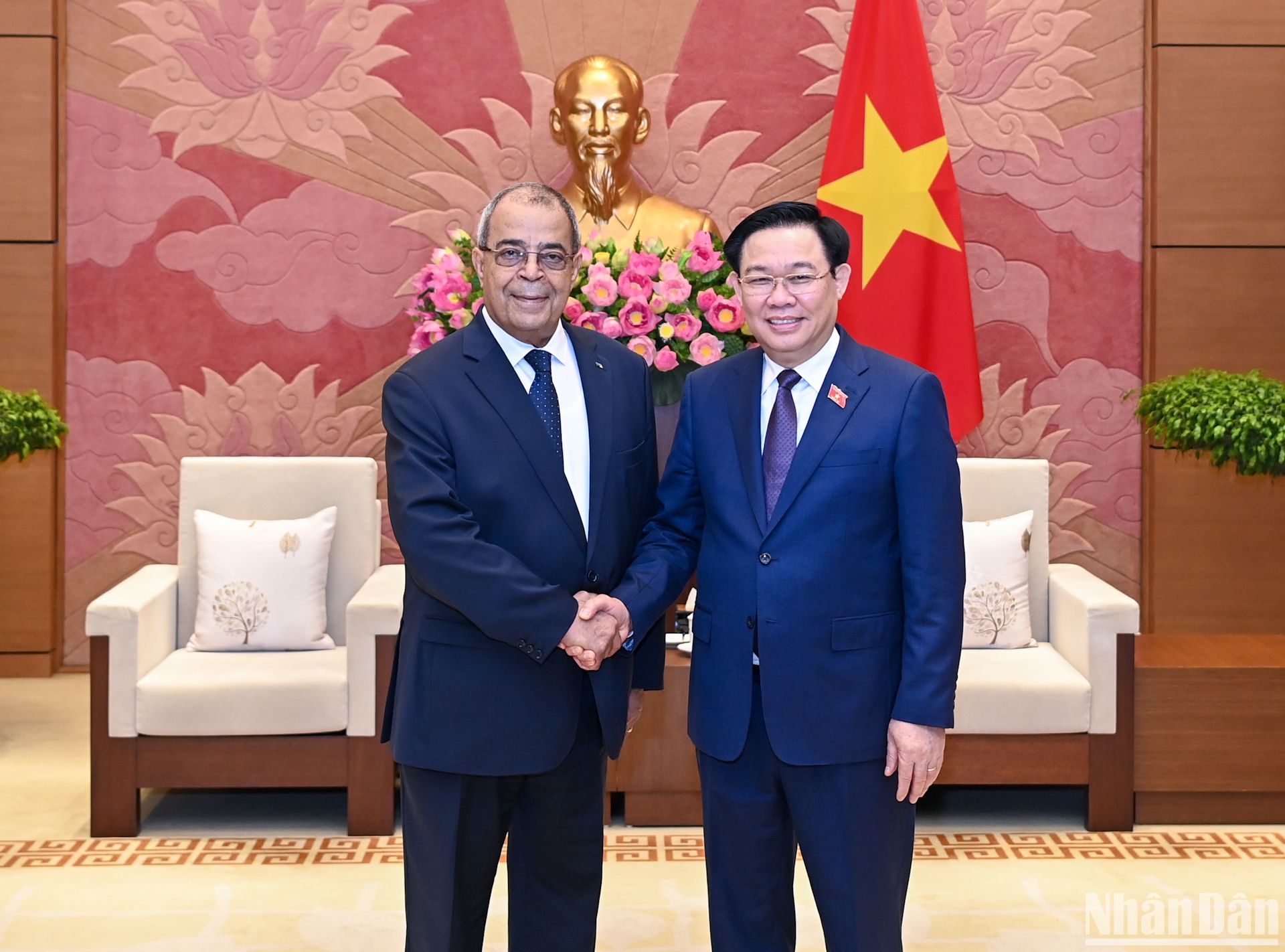 Chủ tịch Quốc hội Vương Đình Huệ và Bộ trưởng Công nghiệp và Sản xuất Dược phẩm Algeria Ali Aoun.