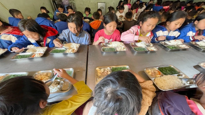 Những bữa cơm bán trú làm ấm lòng học trò ở Mường Tè, giúp các em yên tâm học tập.