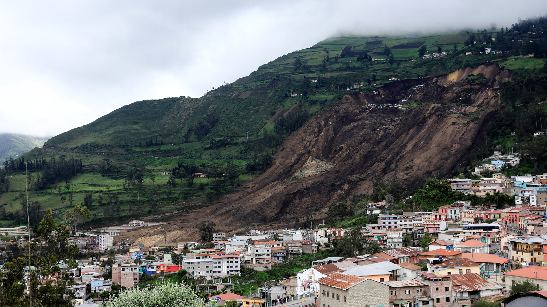Sạt lở đất sau trận mưa lớn tại Alausi, Ecuador, ngày 27/3/2023. (Ảnh: Reuters)