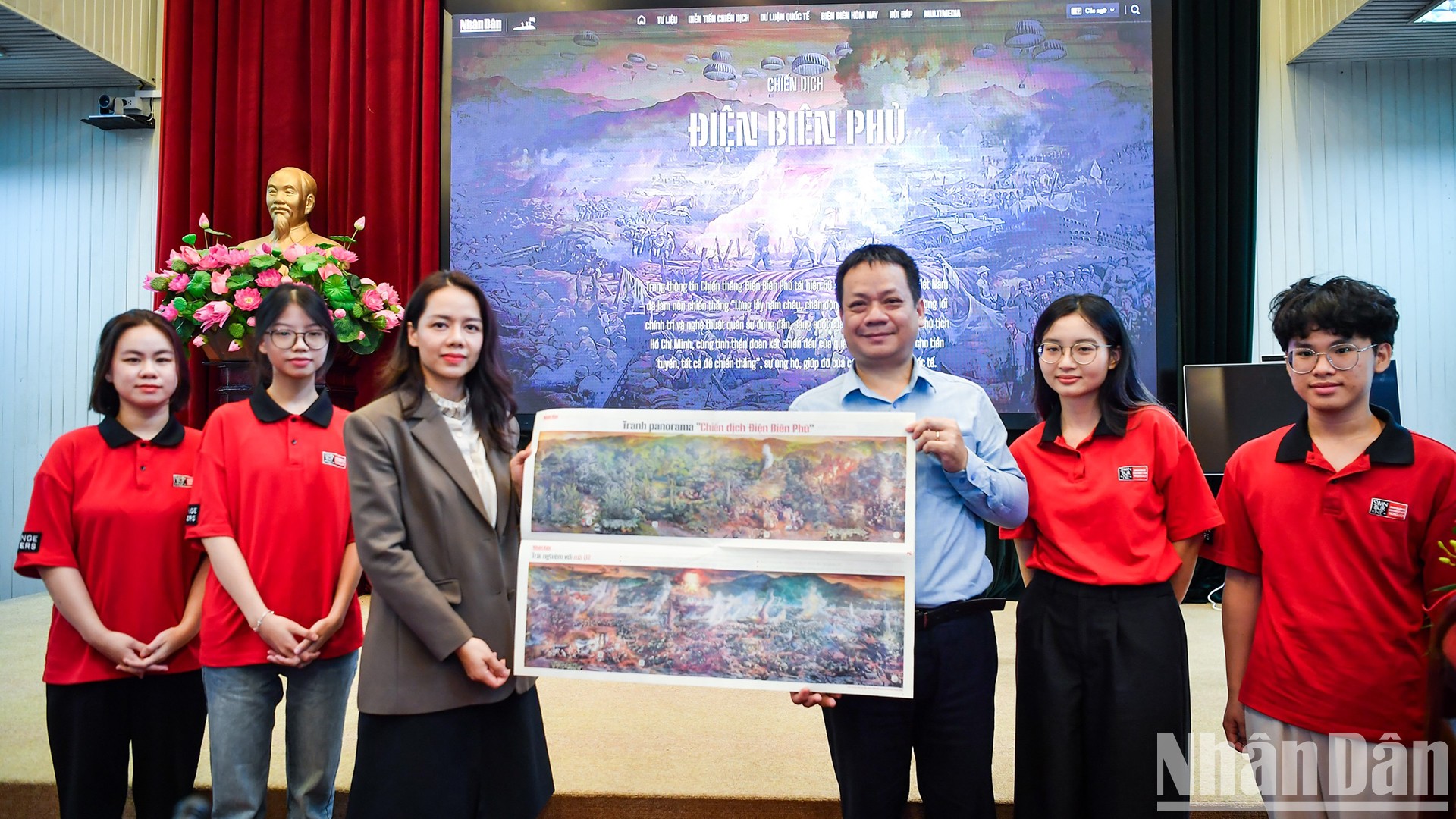 Ông Phạm Song Hà, Ủy viên Ban Biên tập, Trưởng Ban Chính trị-Xã hội, Phó Chủ tịch Liên Chi hội Nhà báo Báo Nhân Dân, tặng phụ trương tranh panorama "Chiến dịch Điện Biên Phủ" cho Tiến sĩ Ngô Bích Ngọc, Chủ nhiệm Bộ môn Truyền thông Đa phương tiện, Trung tâm liên kết đào tạo FPT Swinburne Vietnam.
