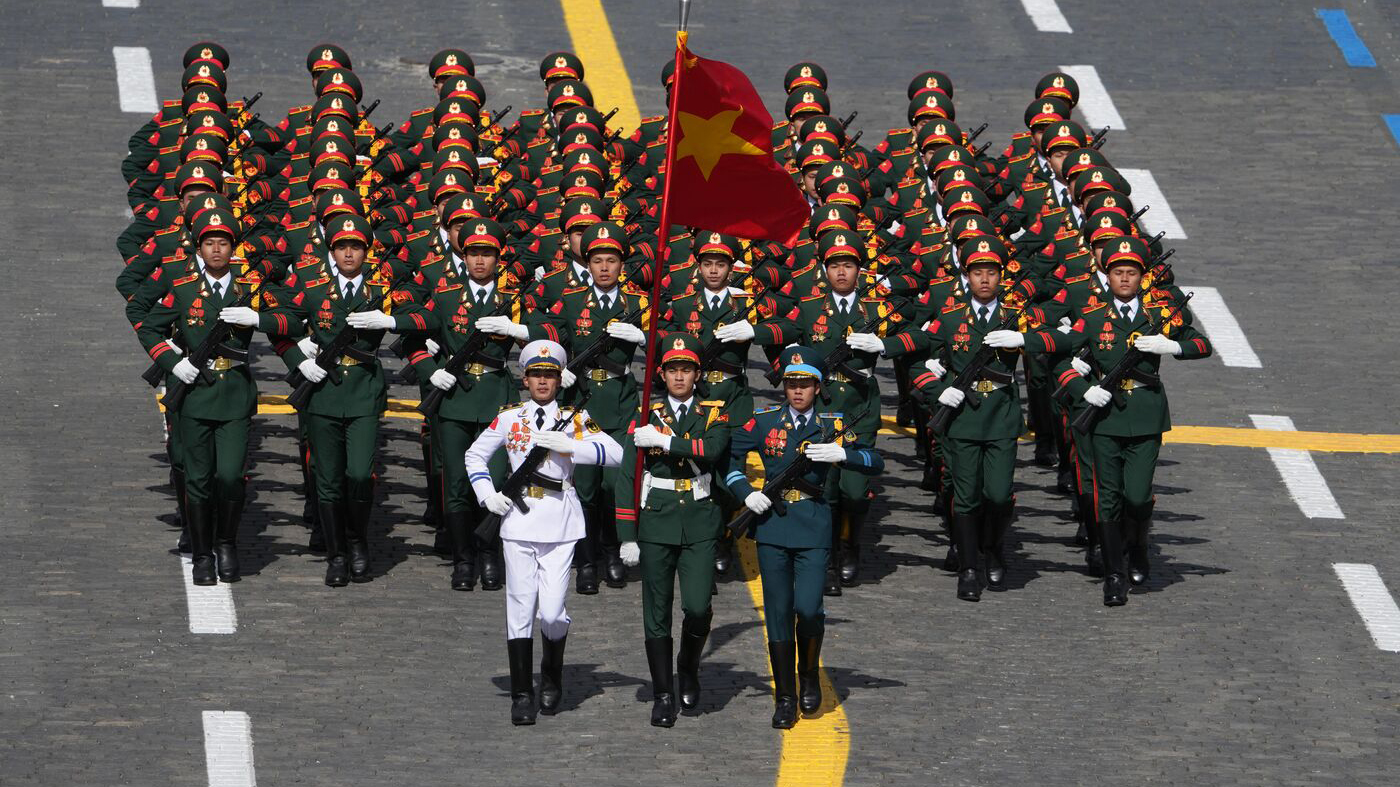 Đoàn Quân đội nhân dân Việt Nam tiến qua lễ đài duyệt binh Ngày Chiến thắng. 