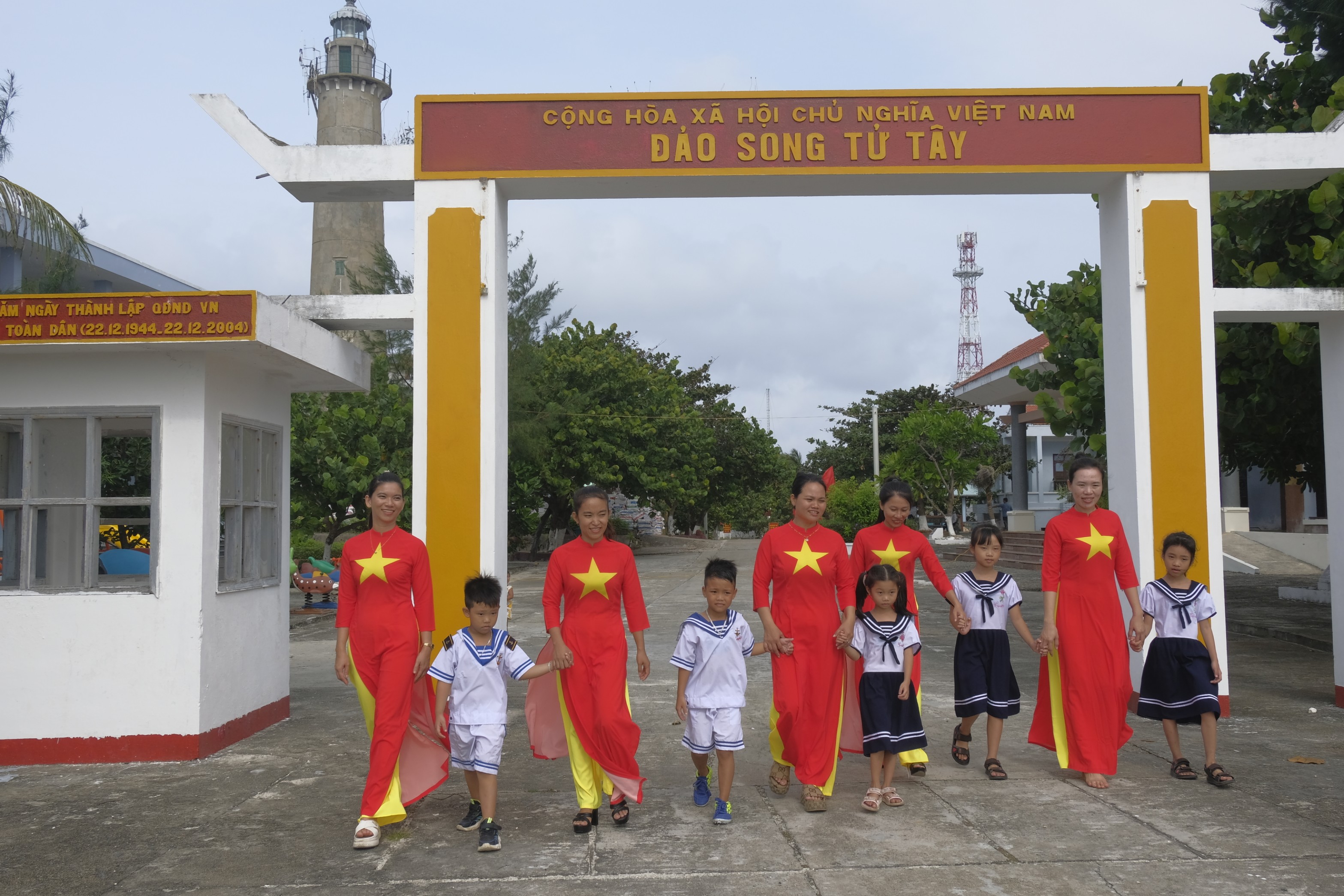 Chi Hội phụ nữ và các "công dân nhí" của đảo Song Tử Tây.