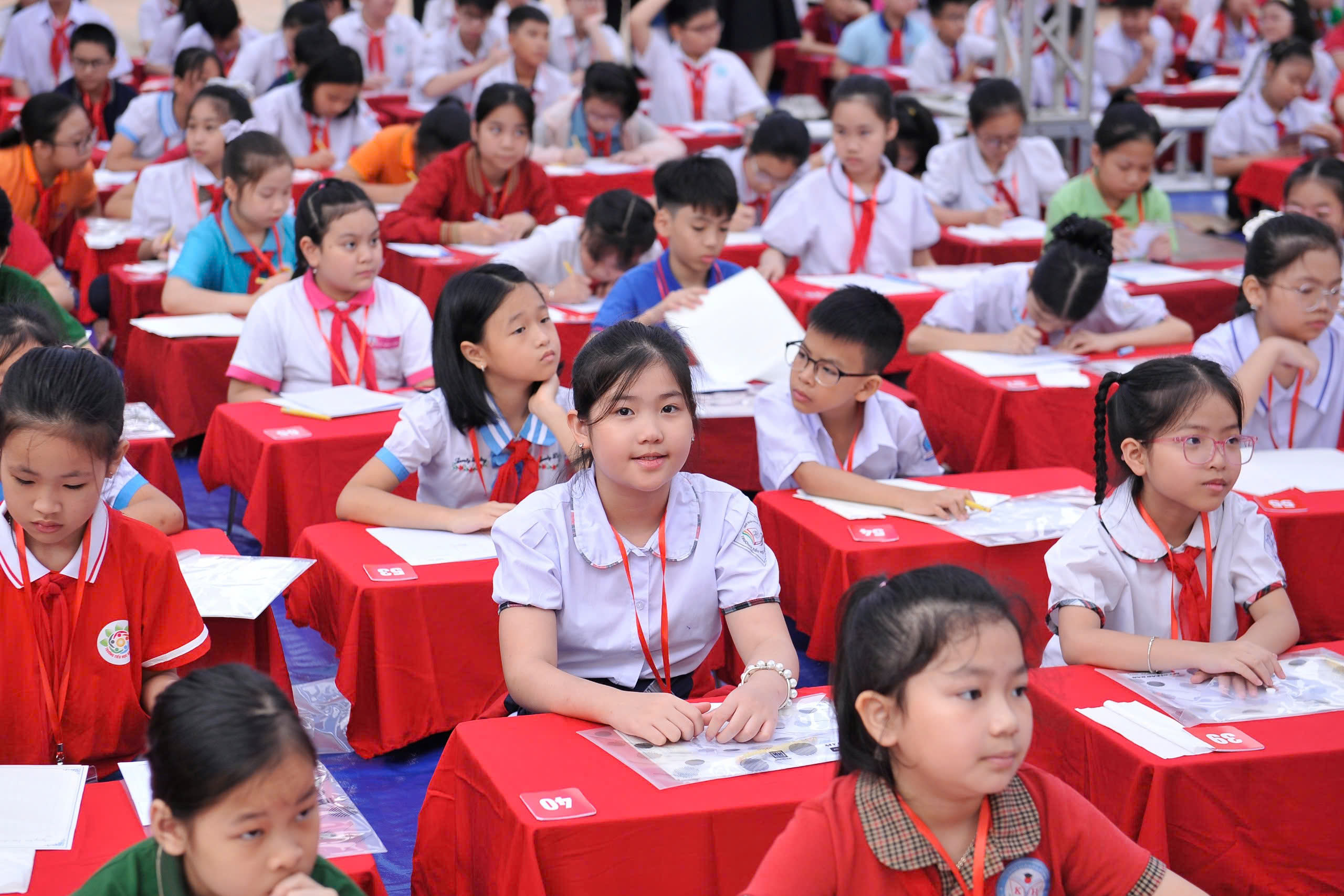 Học sinh tham gia vòng Chung kết Cuộc thi Viết chữ đẹp “Nét chữ-Nết người”