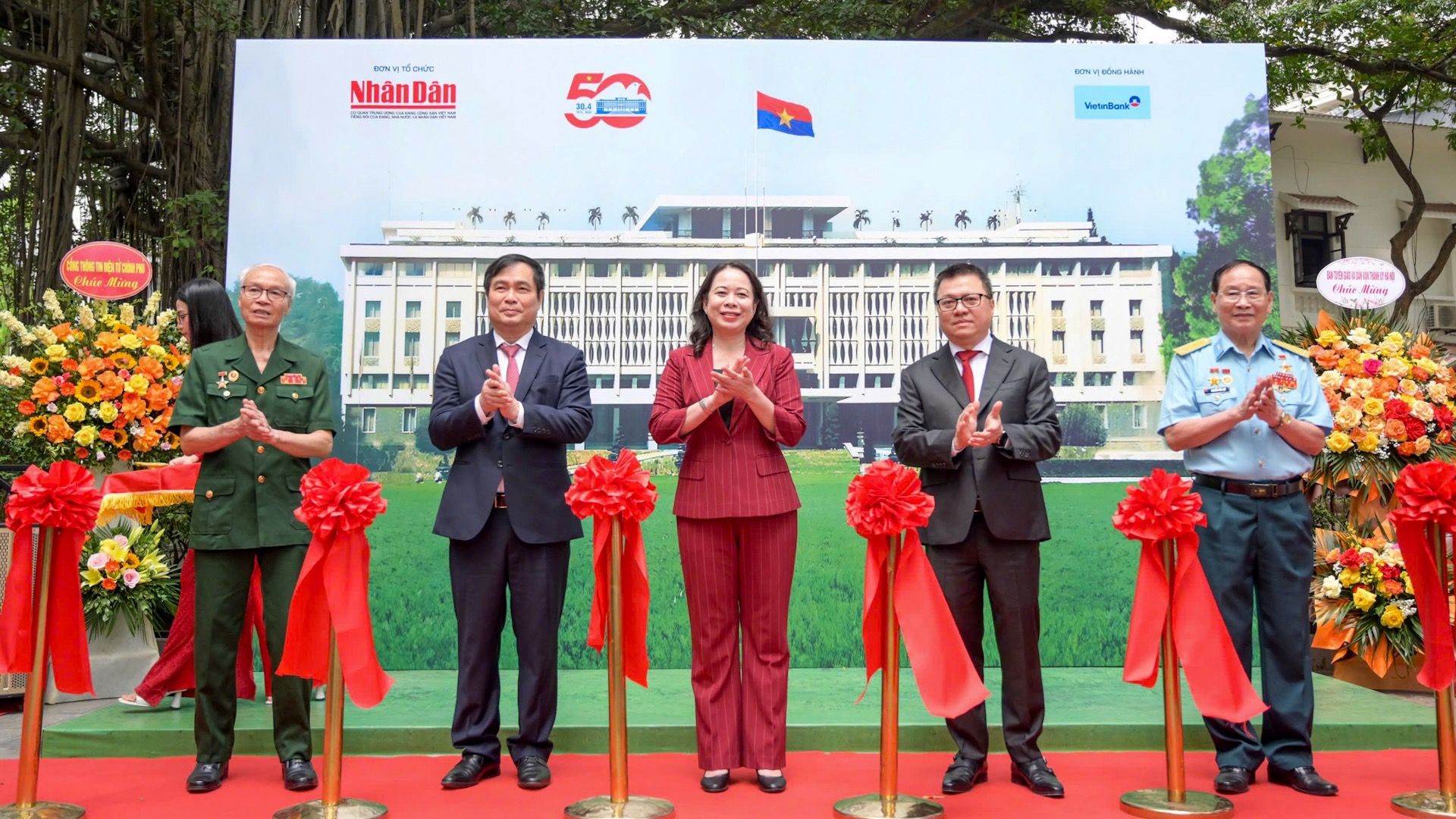 Các đại biểu cắt băng khai trương triển lãm tương tác kỉ niệm 50 năm giải phóng miền Nam,thống nhất đất nước.
