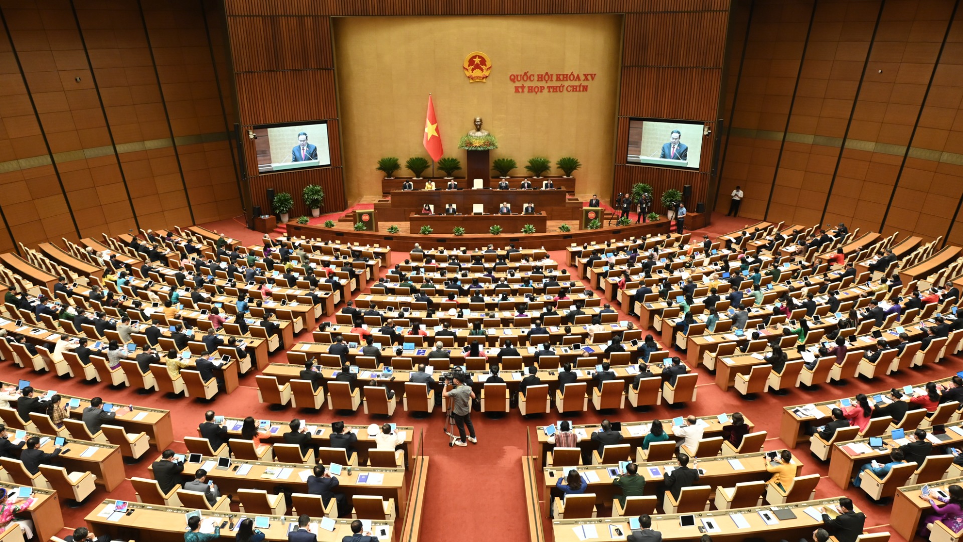 Quang cảnh phiên khai mạc Kỳ họp thứ 9, Quốc hội khóa XV tại Hội trường Diên Hồng, Nhà Quốc hội.