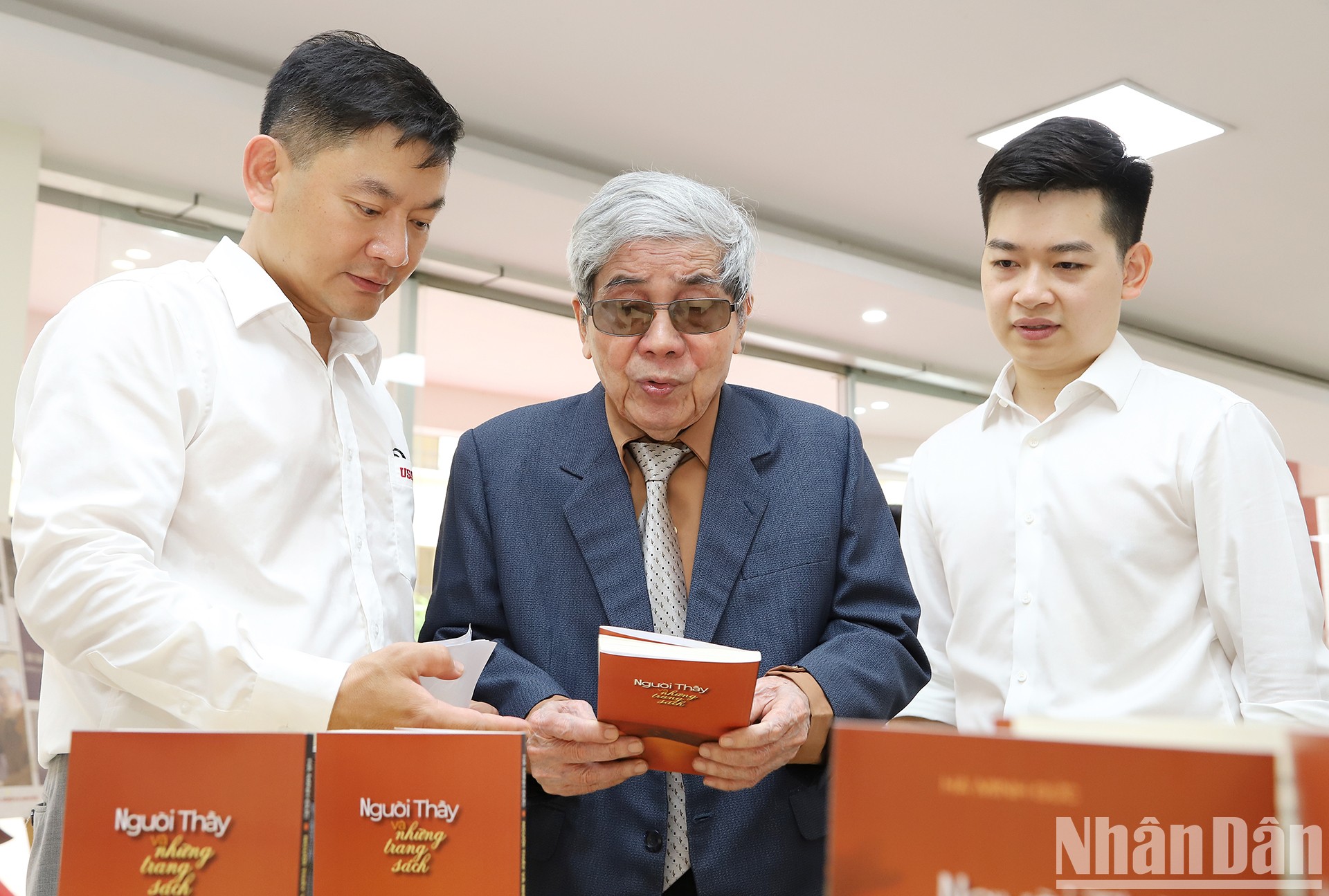 Giáo sư Hà Minh Đức và các học trò bên ấn phẩm mới “Người thầy và những trang sách” .