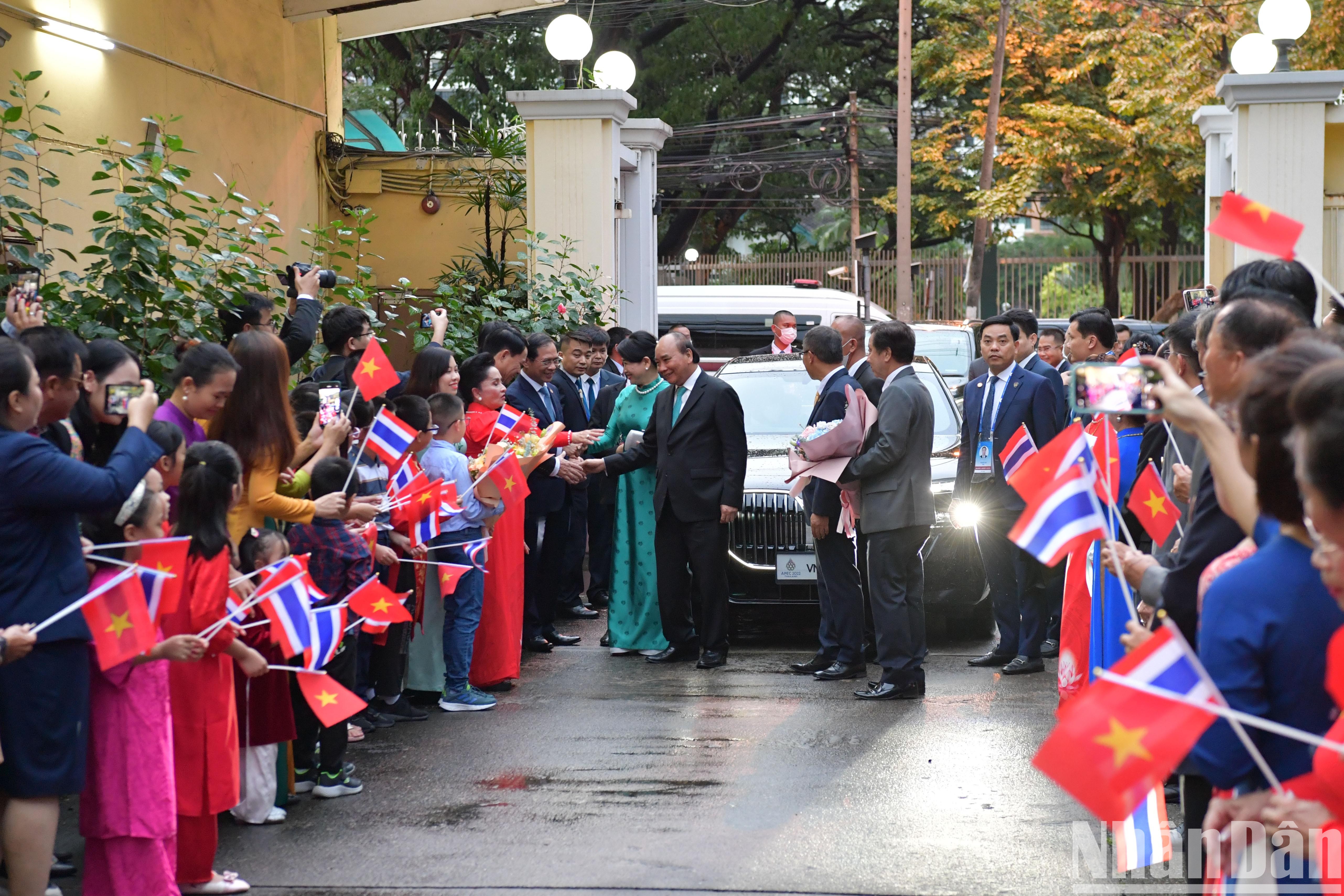 Bà con kiều bào vui mừng chào đón Chủ tịch nước và Phu nhân.