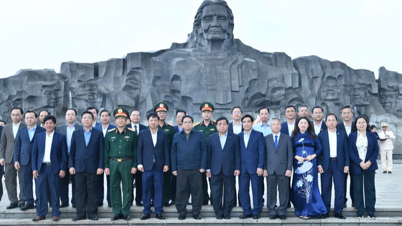 Thủ tướng Phạm Minh Chính, Đoàn công tác và lãnh đạo tỉnh Quảng Nam tại Tượng đài Mẹ Việt Nam Anh hùng ở thành phố Tam Kỳ. (Ảnh: THANH GIANG)