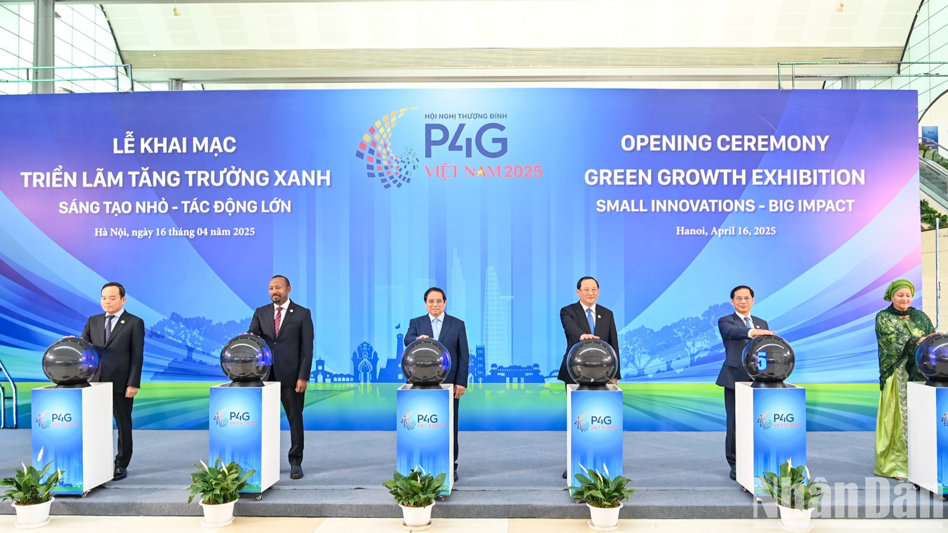Thủ tướng Phạm Minh Chính và các đại biểu thực hiện nghi thức khai mạc triển lãm Tăng trưởng xanh, sự kiện trong khuôn khổ Hội nghị P4G 2025. (Ảnh: DUY LINH)