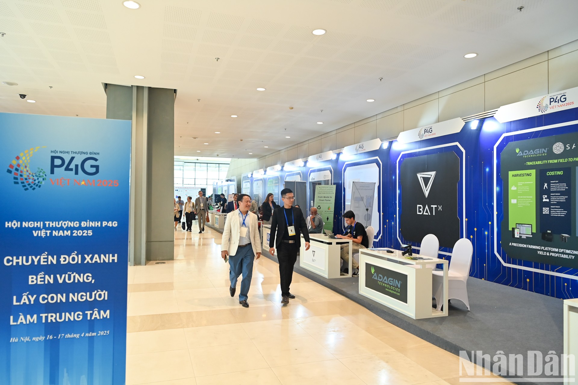 Nhiều dự án công nghệ được giới thiệu tại Triển lãm về Tăng trưởng xanh trong khuôn khổ Hội nghị Thượng đỉnh Diễn đàn Đối tác vì Tăng trưởng xanh và Mục tiêu toàn cầu 2030 (P4G) lần thứ 4. (Ảnh: DUY LINH)
