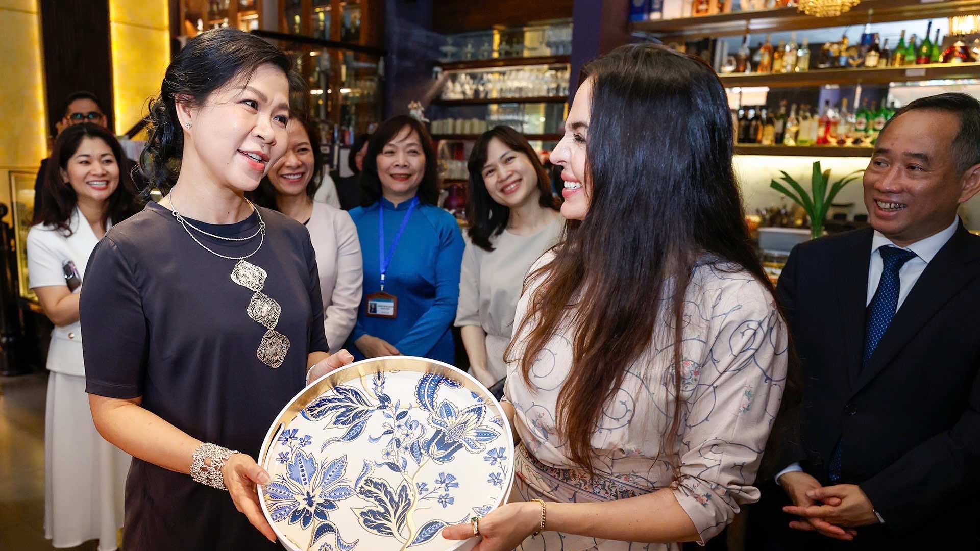 Bà Ngô Phương Ly, Phu nhân Tổng Bí thư Tô Lâm, đã tiếp bà Leyla Aliyeva, Phó Chủ tịch Quỹ Heydar Aliyev đang có chuyến công tác tại Việt Nam. (Ảnh: BNG)
