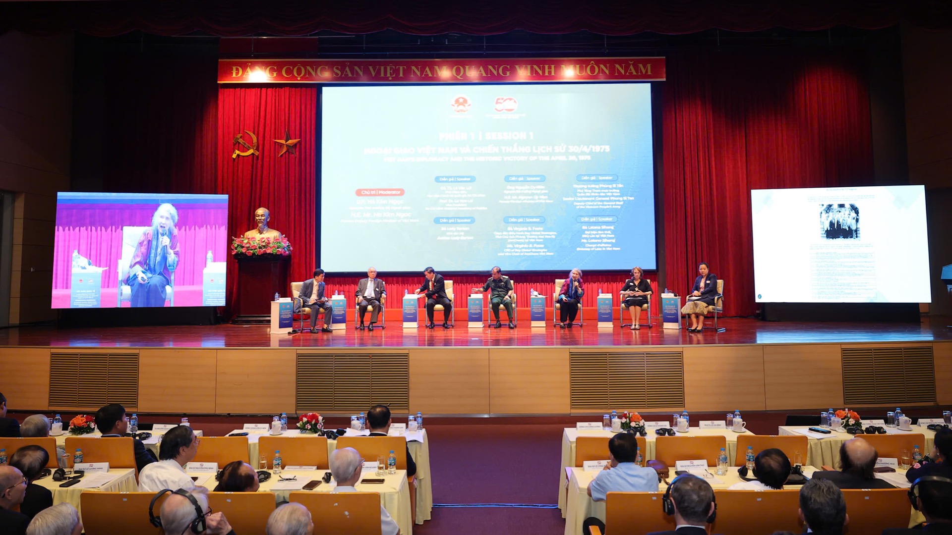 Các chuyên gia trao đổi tại Hội thảo khoa học quốc tế "50 năm thống nhất đất nước: Vai trò kiến tạo hòa bình của ngoại giao trong lịch sử và hiện tại”. (Ảnh: Giang Hồng)