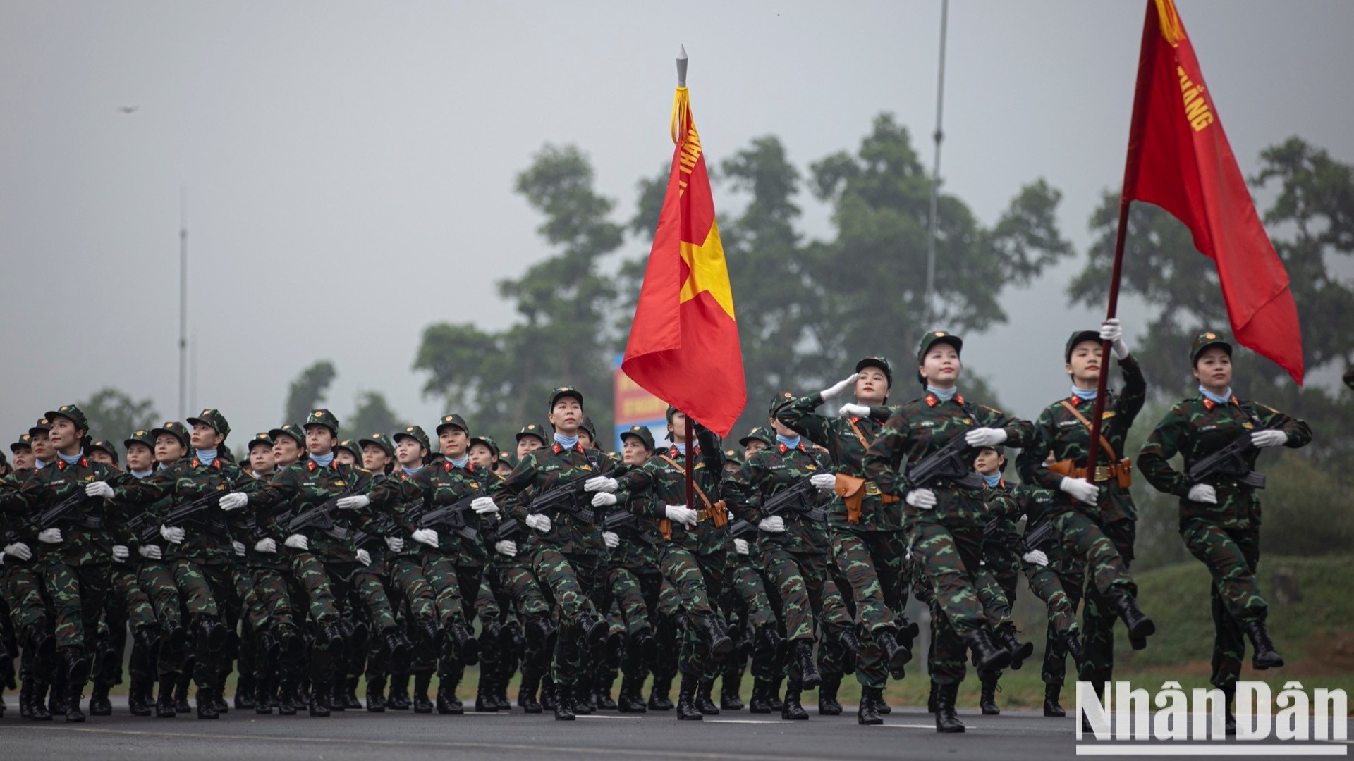 Khối nữ gìn giữ hoà bình tham gia hợp luyện cho diễu bình diễu hành kỷ niệm 30/4. (Ảnh: SƠN TÙNG)
