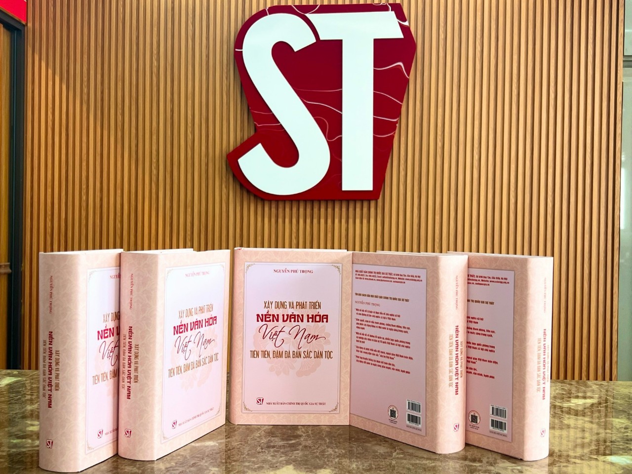 Cuốn sách của tư duy, tầm nhìn và sự tâm huyết với sự nghiệp xây dựng và phát triển nền văn hóa, con người Việt Nam 