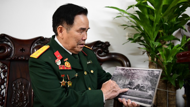 Trung sĩ Ngô Sỹ Nguyên, pháo thủ xe tăng 390, cùng đồng đội húc tung cổng Dinh Độc Lập, góp phần làm nên chiến thắng 30/4/1975 lịch sử. (Ảnh: THẾ DƯƠNG)