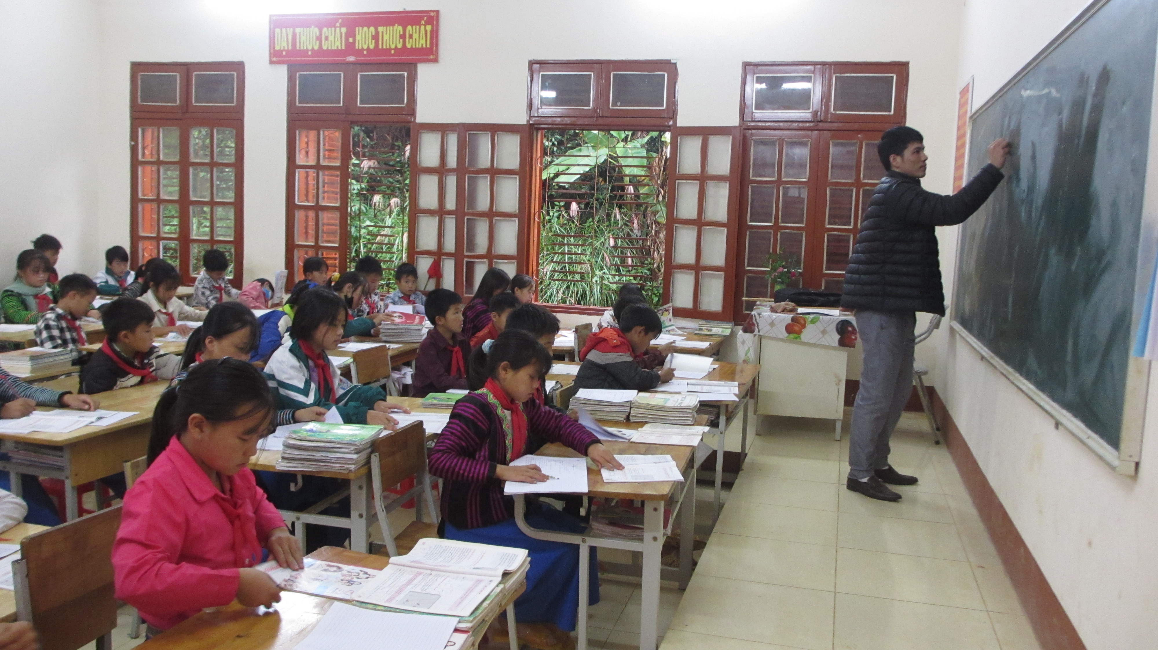 Giờ học của thầy, trò Trường trung học cơ sở dân tộc bán trú xã Hang Chú, huyện Bắc Yên, tỉnh Sơn La. (Ảnh: Ngọc Tuấn)