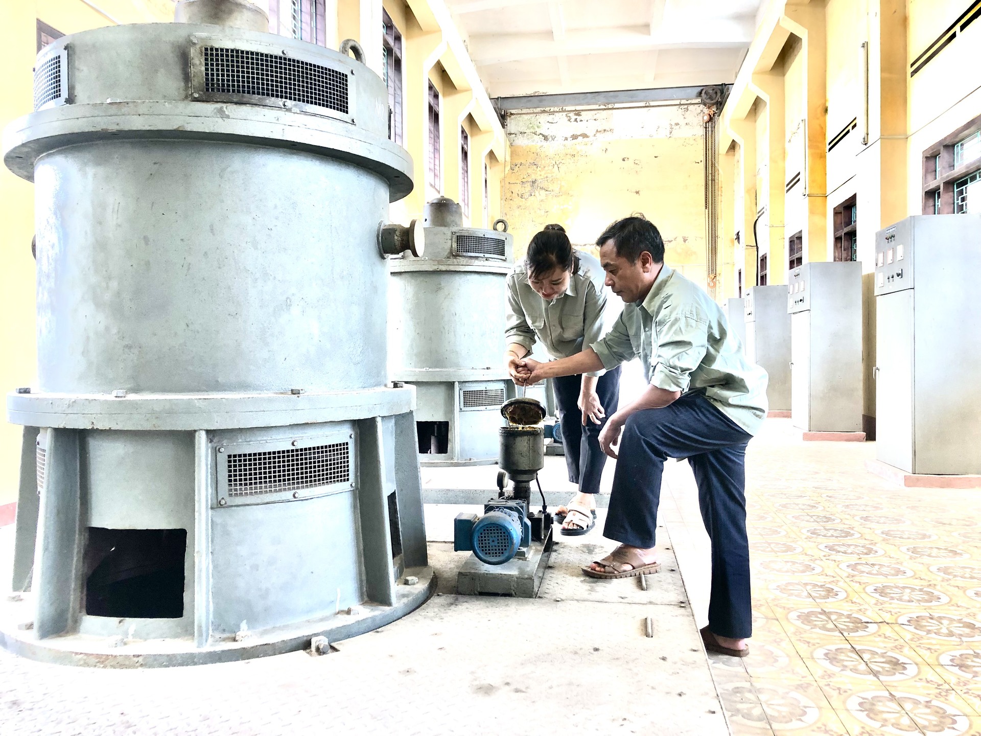 Công nhân Trạm bơm Quế 2, huyện Kim Bảng (Hà Nam) kiểm tra máy móc trước khi vận hành.