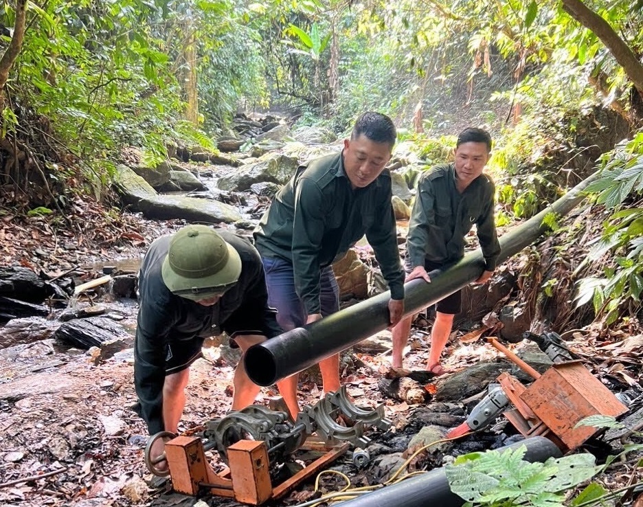 Công nhân Công ty Cổ phần cấp nước Điện Biên thi công đường ống dẫn nước phục vụ người dân huyện Mường Chà.