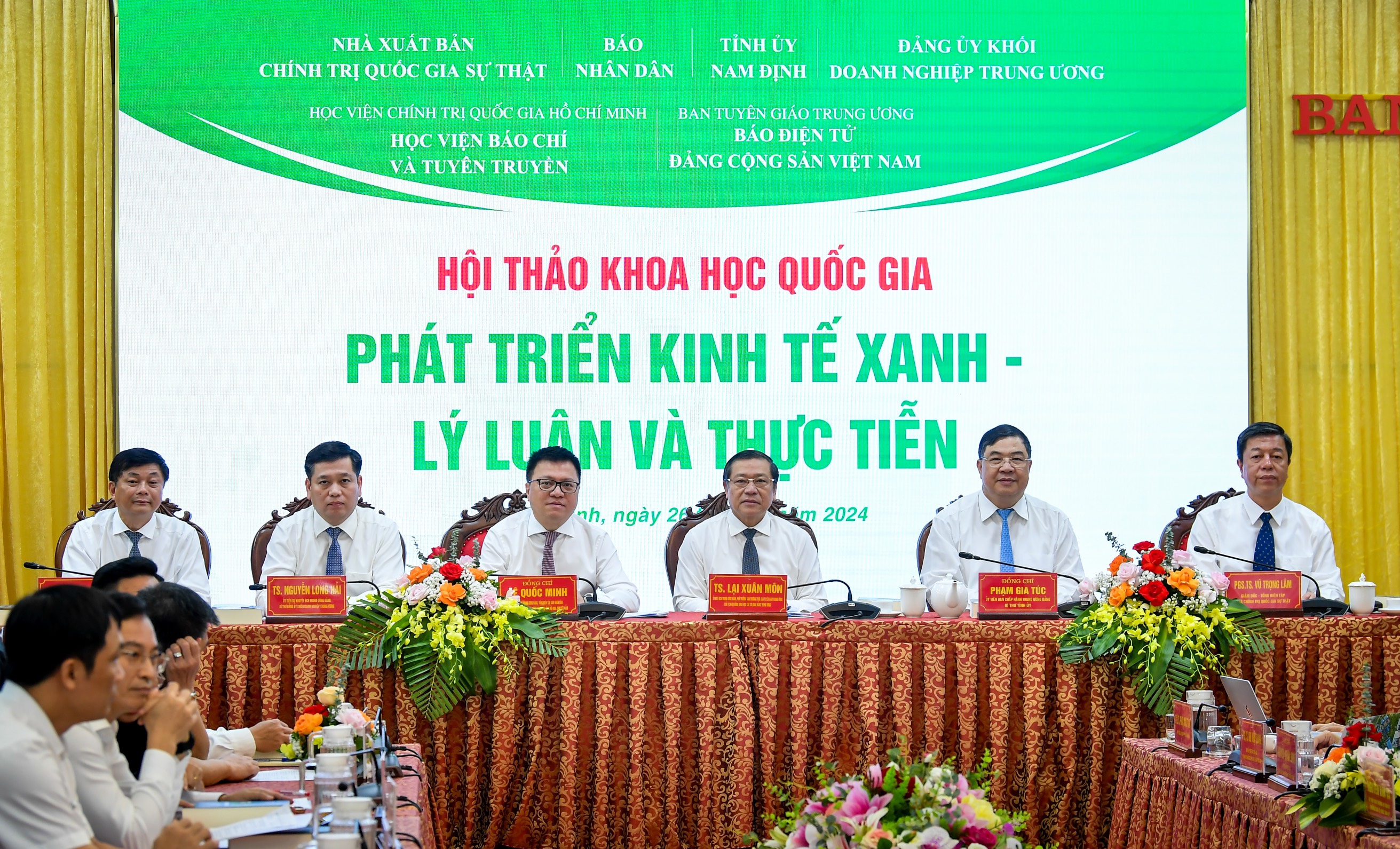 Chủ tọa Hội thảo khoa học quốc gia “Phát triển kinh tế xanh - Lý luận và thực tiễn”.