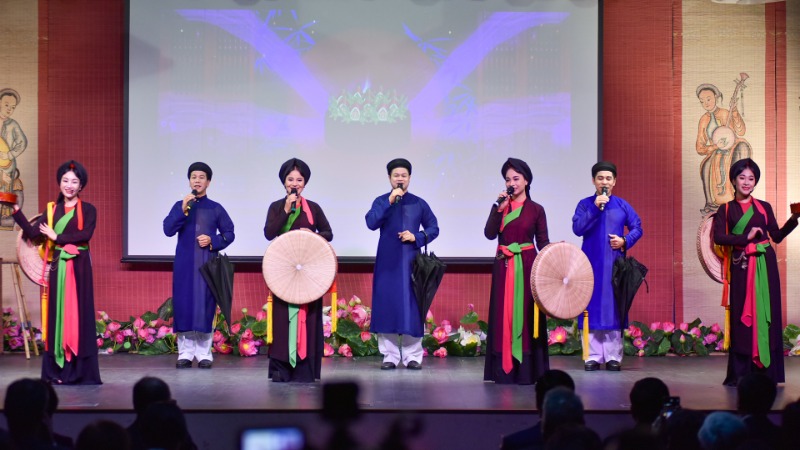Làn điệu dân ca quan họ ngọt ngào, đằm thắm được giới thiệu tại “Đêm văn hóa Việt Nam - Tinh hoa Di sản Kinh Bắc" tại Pháp.