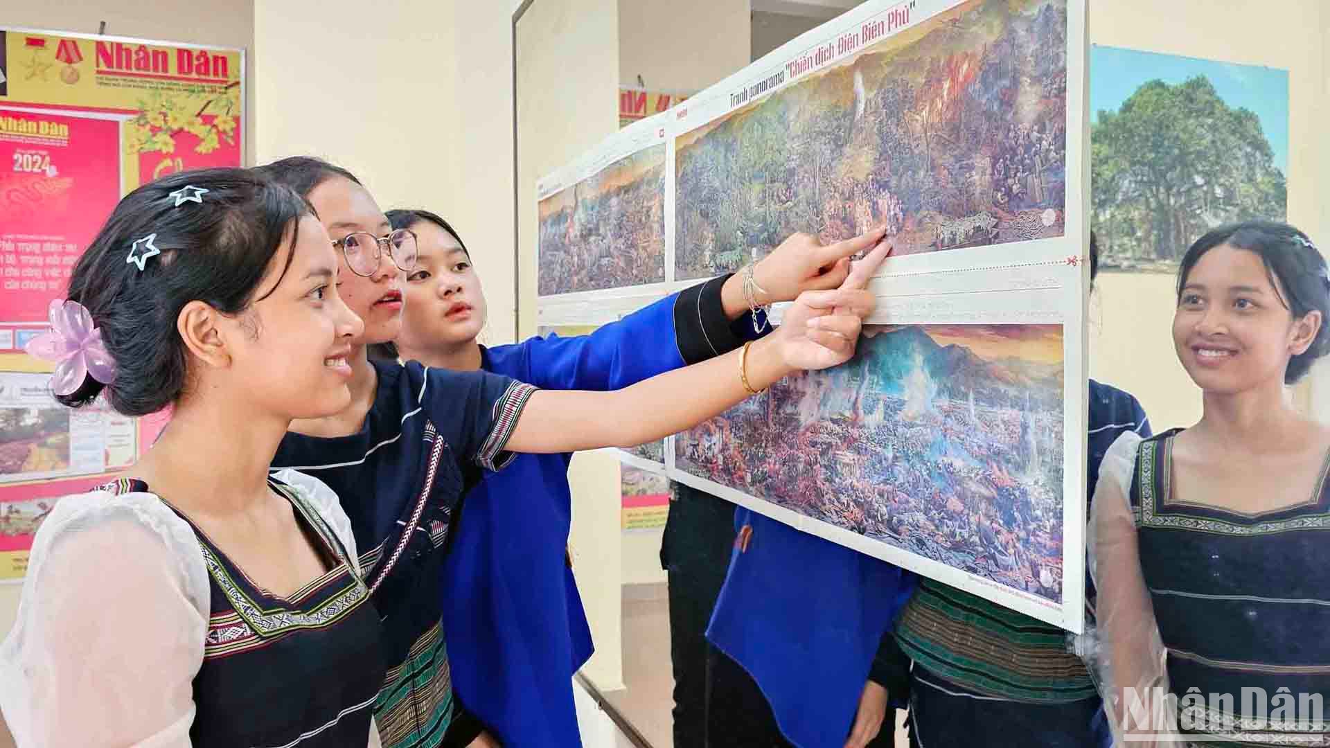 Học sinh đồng bào dân tộc thiểu số tại Lâm Đồng trải nghiệm ấn bản tranh panorama "Chiến dịch Điện Biên Phủ".