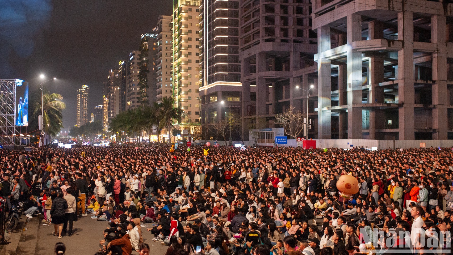 Người dân và du khách tham gia chương trình nghệ thuật Countdown - chào đón năm mới 2025 tại Công viên Biển Đông.