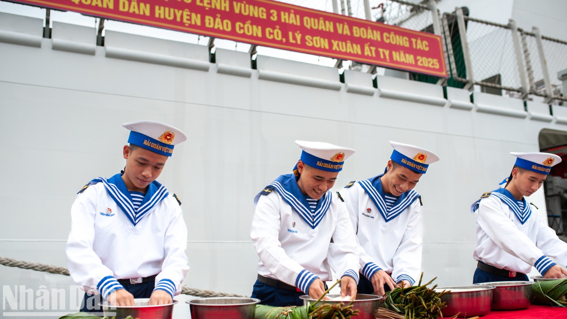 Các chiến sĩ Vùng 3 Hải quân chuẩn bị đồ gói bánh chưng.