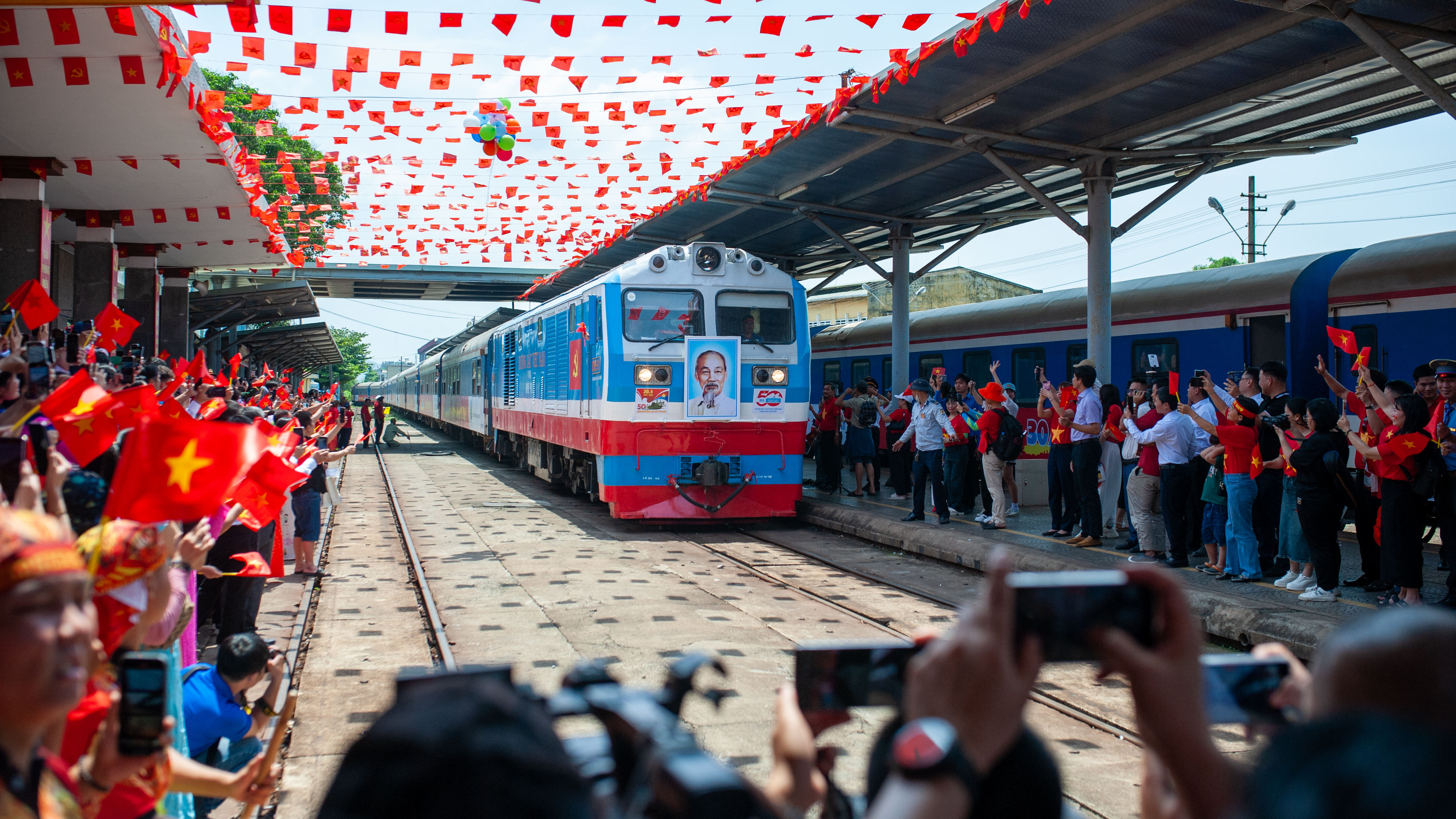 "Đoàn tàu Thống Nhất" tiến vào Ga Đà Nẵng.