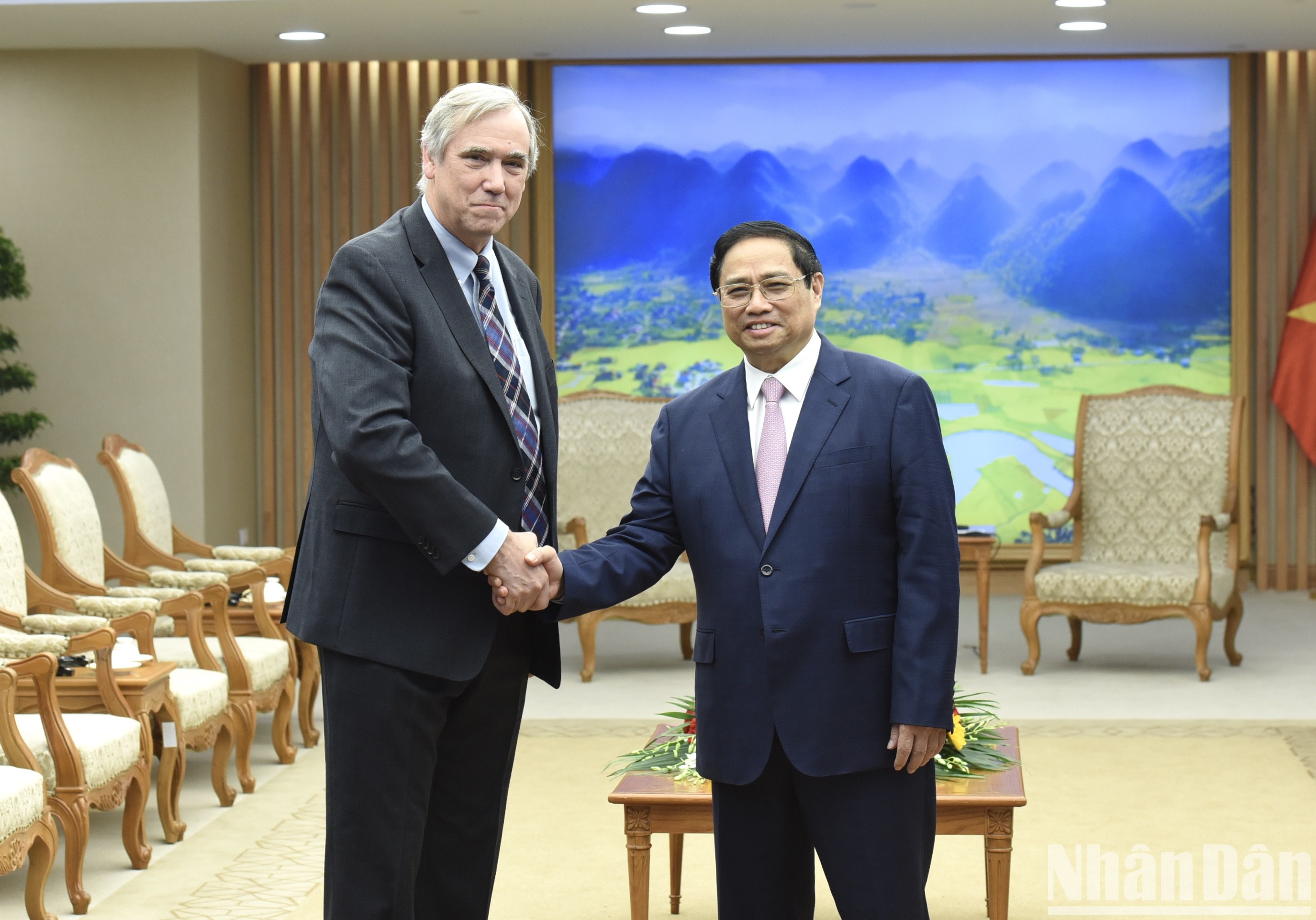 Thủ tướng Phạm Minh Chính đón Thượng nghị sĩ bang Oregon Jeff Merkley. 