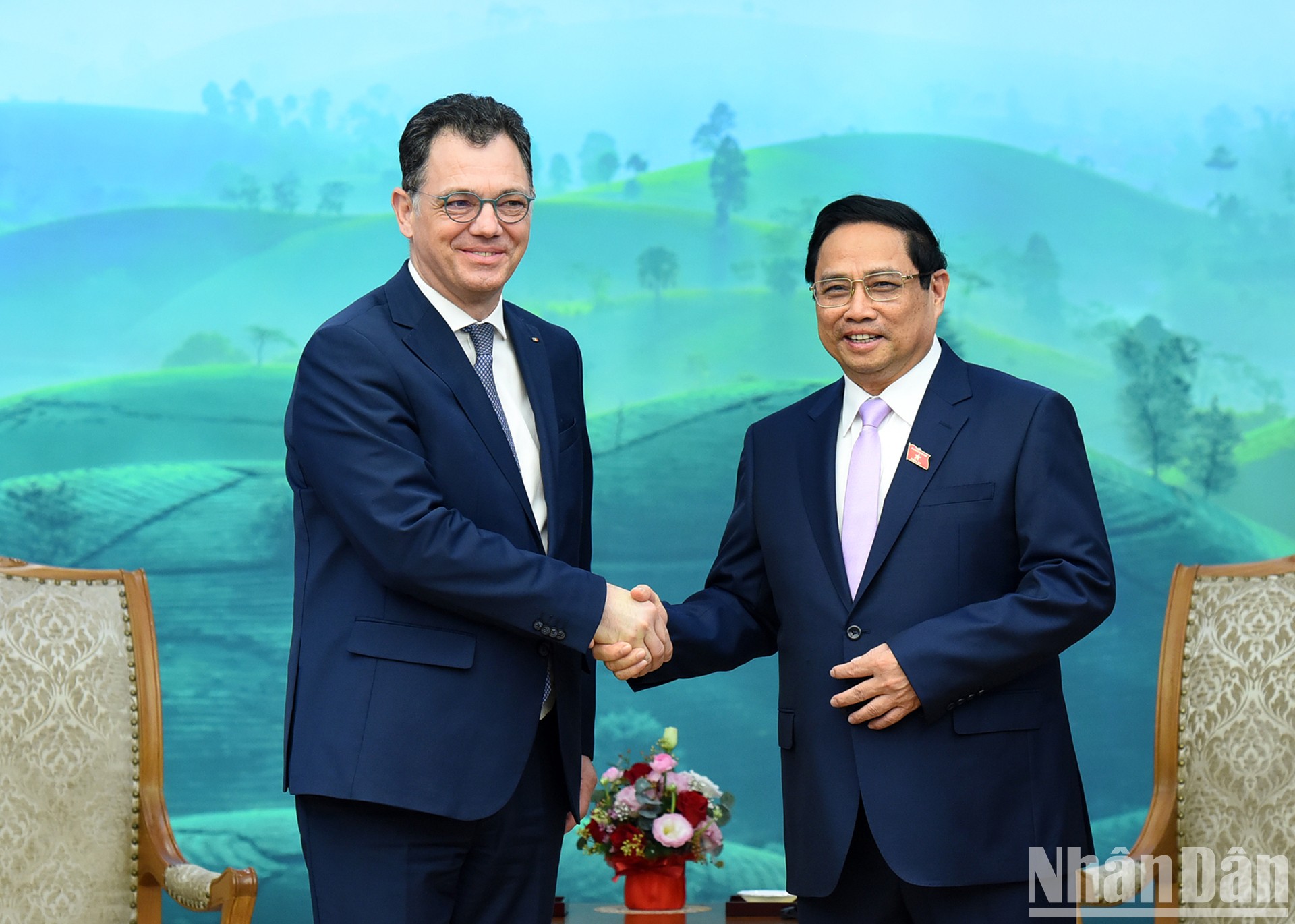 Thủ tướng Phạm Minh Chính đón Bộ trưởng Kinh tế, Doanh nghiệp và Du lịch Romania Stefan-Radu Oprea. 