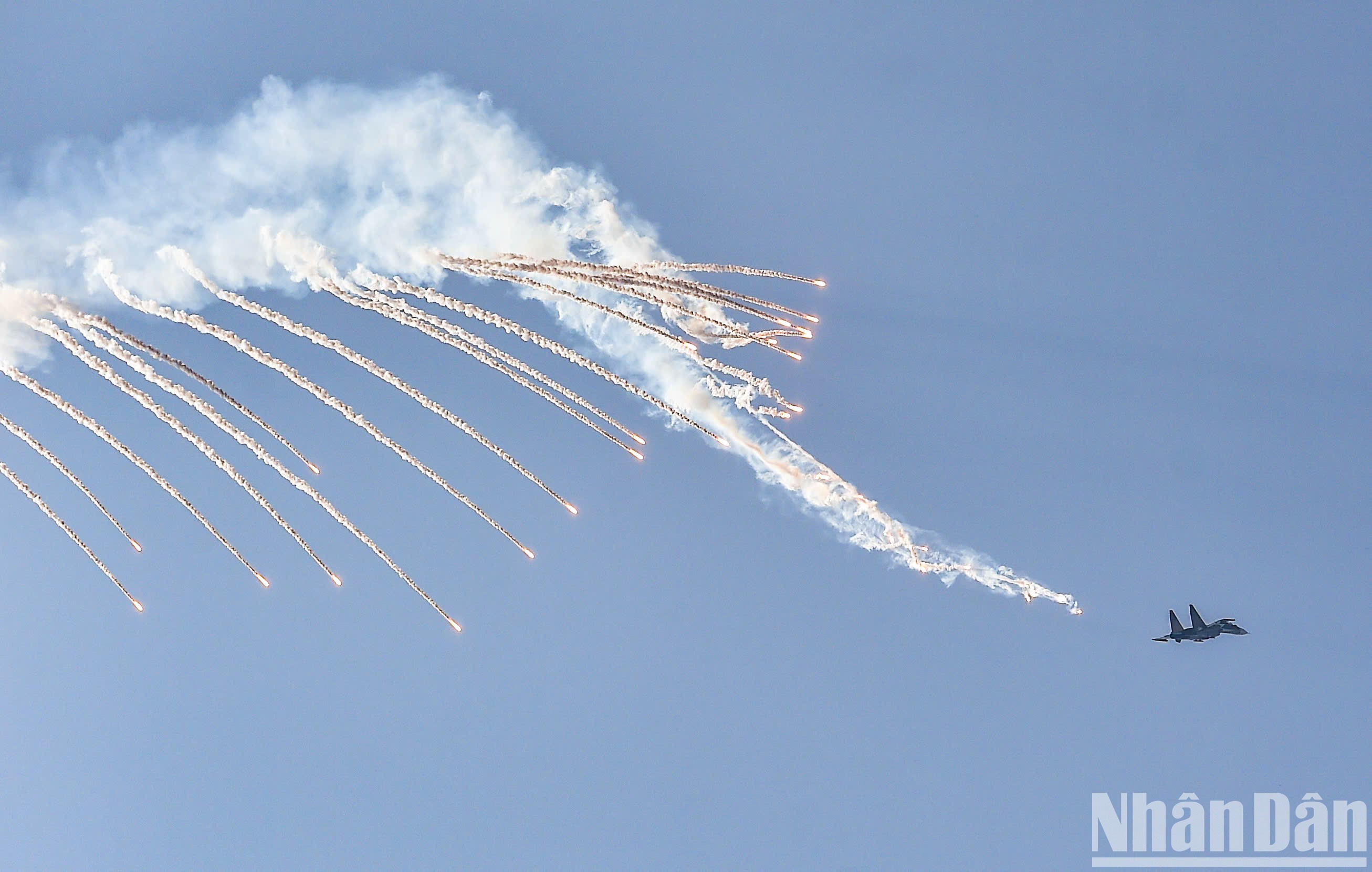 Su-30MK2 thả bẫy nhiệt trên bầu trời.