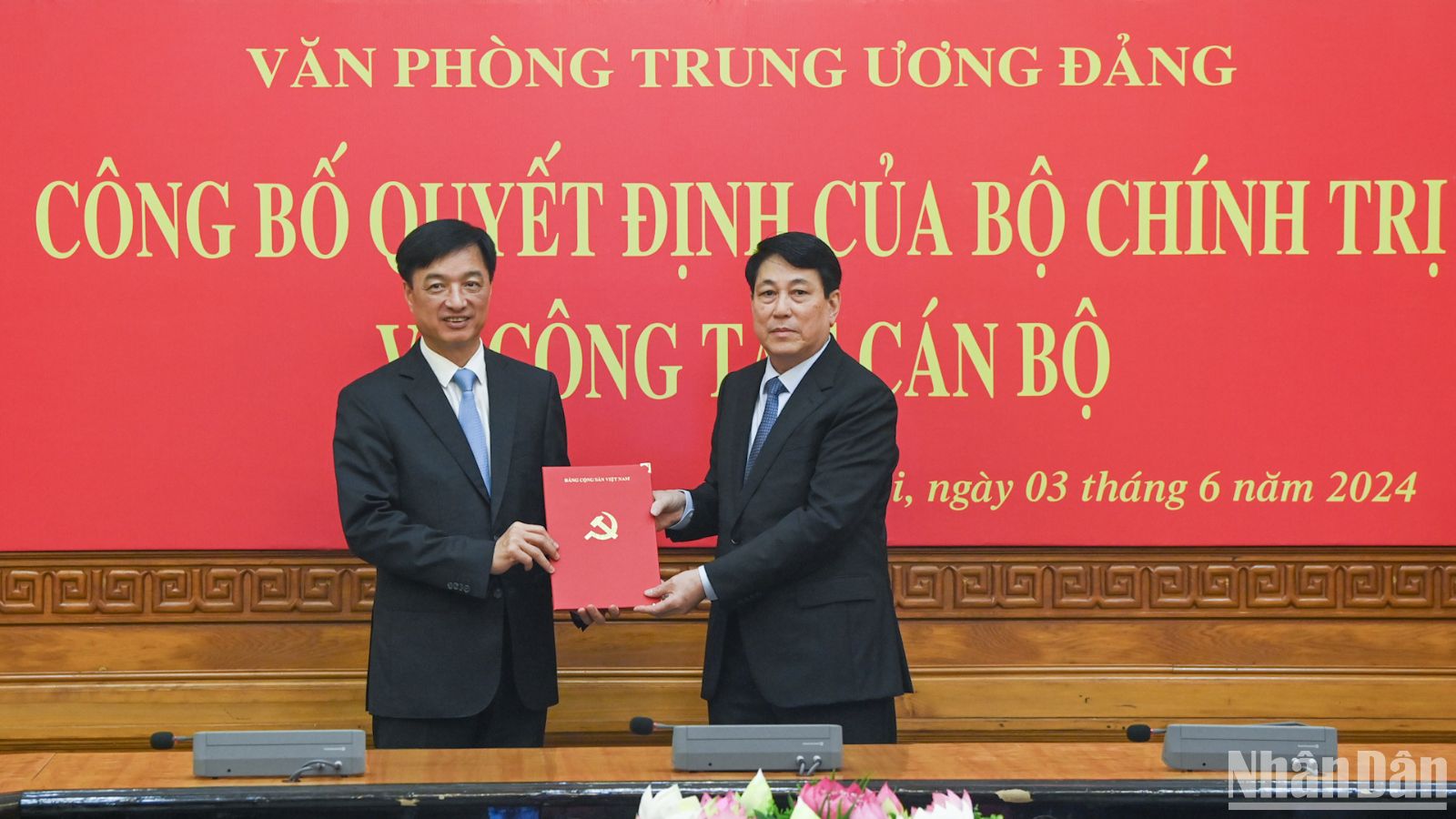 Thường trực Ban Bí thư Lương Cường trao Quyết định của Bộ Chính trị điều động, bổ nhiệm Thượng tướng Nguyễn Duy Ngọc giữ chức Chánh Văn phòng Trung ương Đảng.