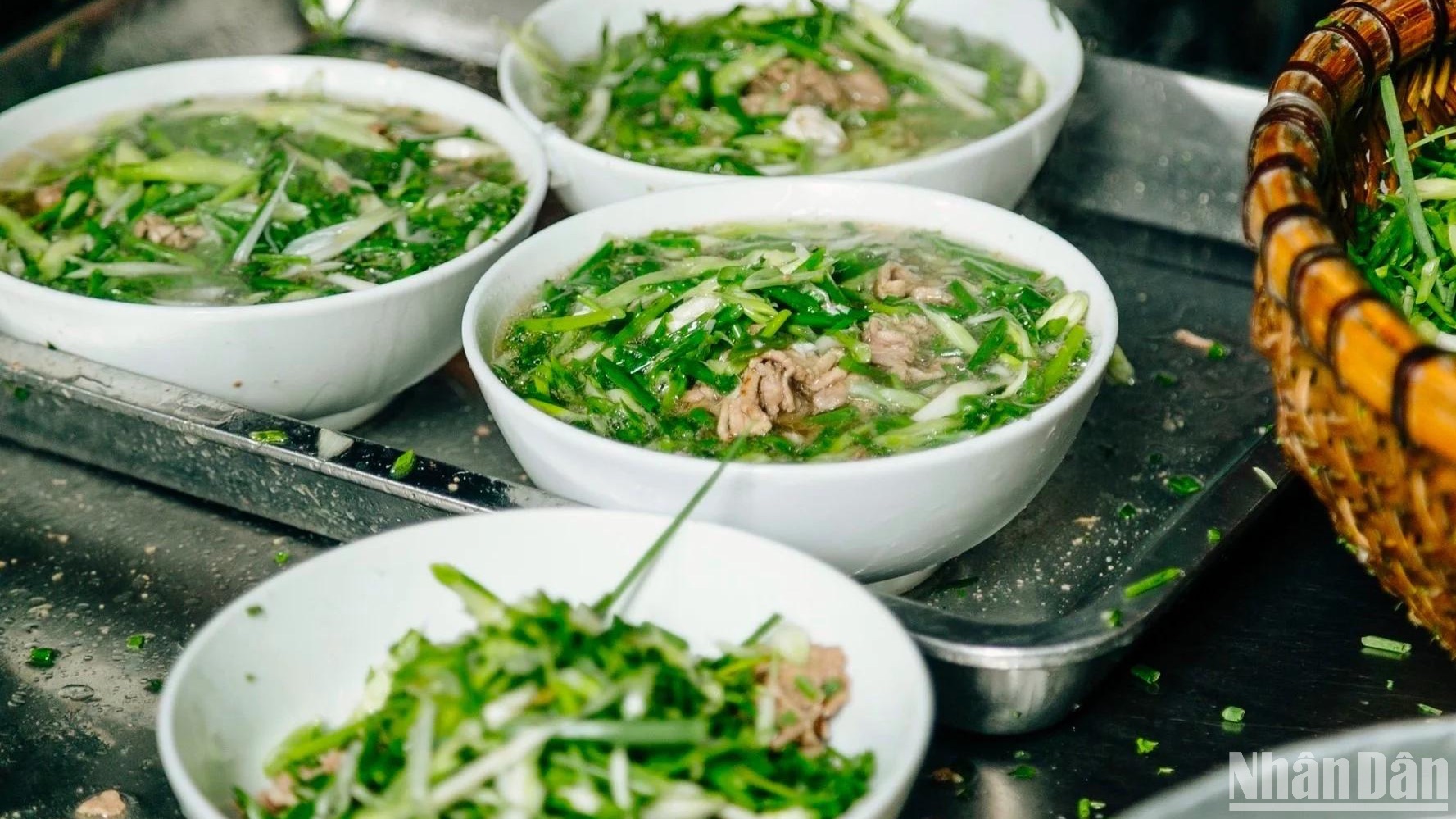 Bát phở tái lăn làm nên thương hiệu phở Thìn 13 Lò Đúc. (Ảnh: HÀ NAM)