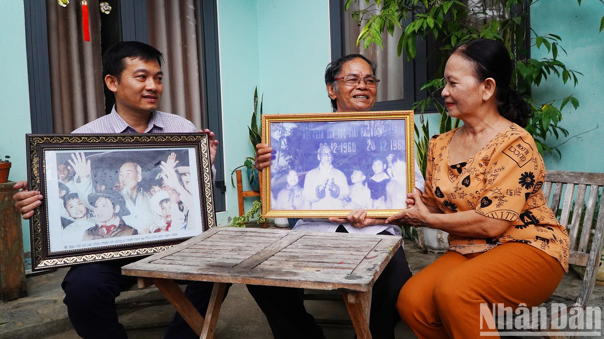 Ông Hồ Ngọc Biên (ở giữa) cùng vợ và người con trai thứ 2 bên những tấm hình vinh dự được chụp chung với Bác Hồ.
