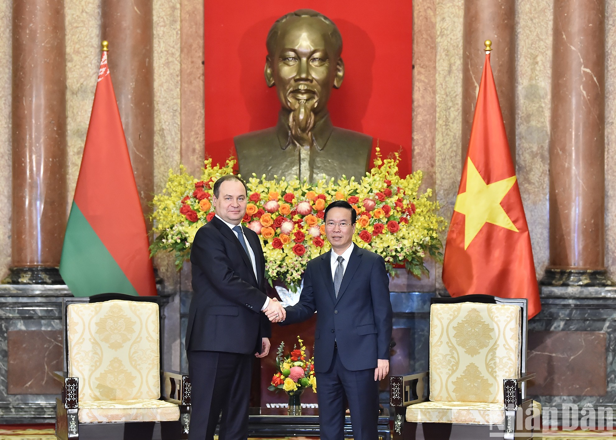 Chủ tịch nước Võ Văn Thưởng và Thủ tướng Cộng hòa Belarus Roman Golovchenko tại buổi tiếp.