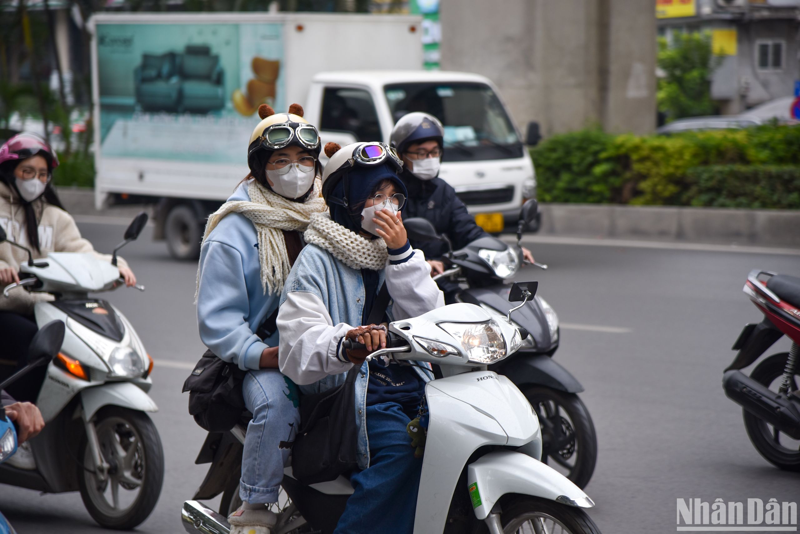 [Ảnh] Người dân Hà Nội kín như bưng di chuyển trong ngày rét lạnh đầu tuần