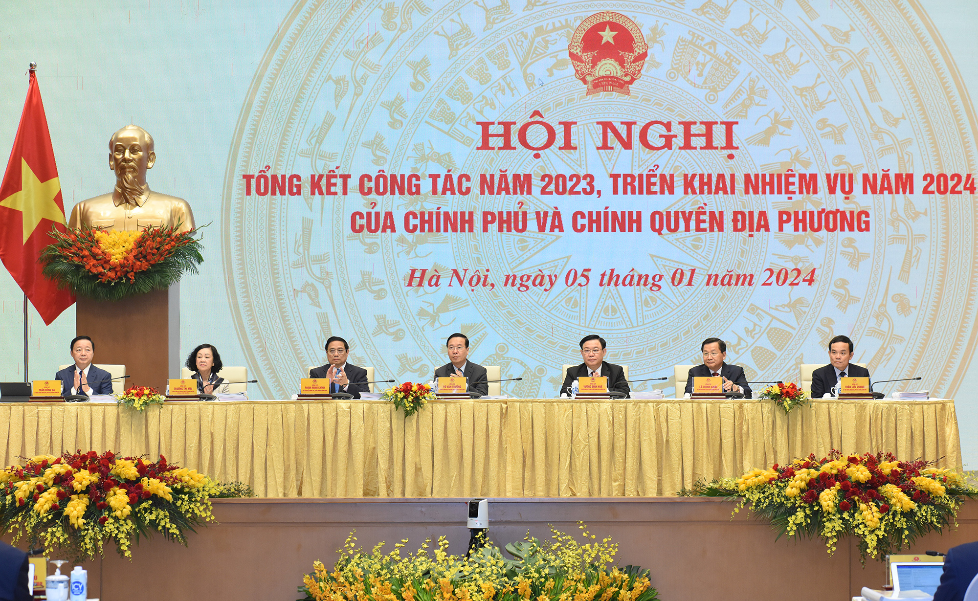 Các đồng chí lãnh đạo chủ trì Hội nghị tổng kết công tác năm 2023, triển khai nhiệm vụ năm 2024 của Chính phủ và chính quyền địa phương. 