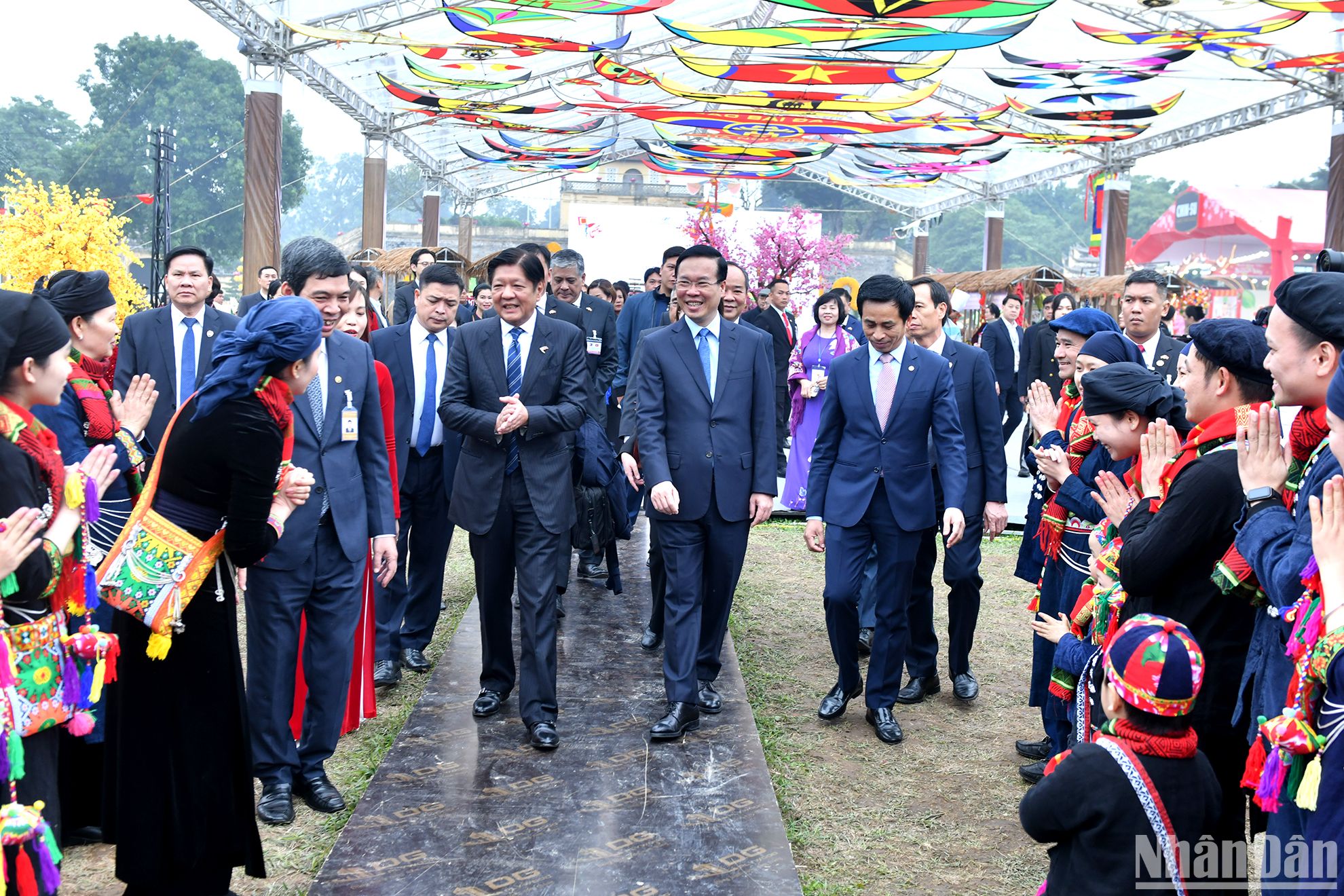 Chủ tịch nước Võ Văn Thưởng và Tổng thống Philippines Ferdinand Marcos Jr. tham quan không gian Tết Việt 2024 tại Hoàng thành Thăng Long (Hà Nội). 