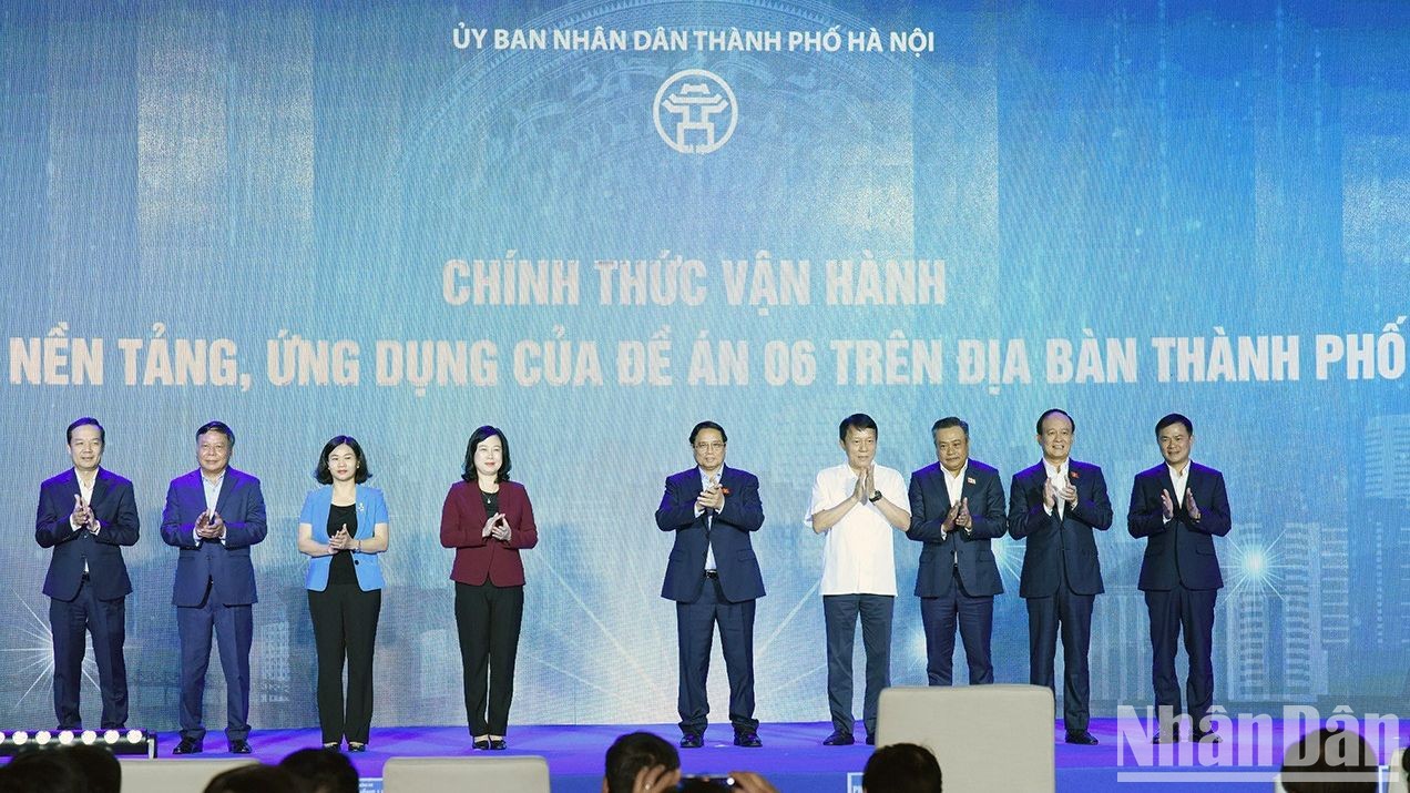 Thủ tướng Phạm Minh Chính cùng các đồng chí lãnh đạo bộ, ngành, thành phố Hà Nội thực hiện nghi thức kích hoạt vận hành một số nền tảng, ứng dụng của Đề án 06 trên địa bàn thành phố Hà Nội.