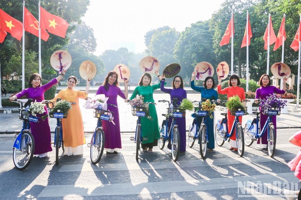 [Ảnh] Diễu hành áo dài trong Ngày Tết Độc lập 