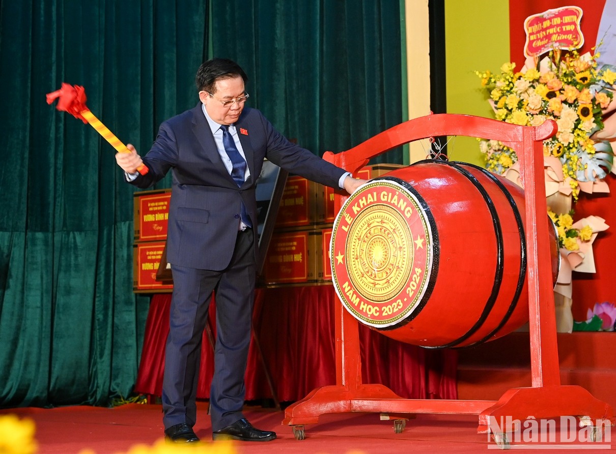 [Ảnh] Chủ tịch Quốc hội dự khai giảng năm học mới tại Trường Hữu nghị T78