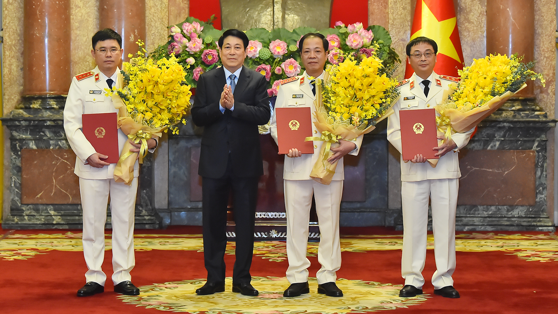 Chủ tịch nước Lương Cường trao quyết định cho các đồng chí được bổ nhiệm tại buổi lễ.