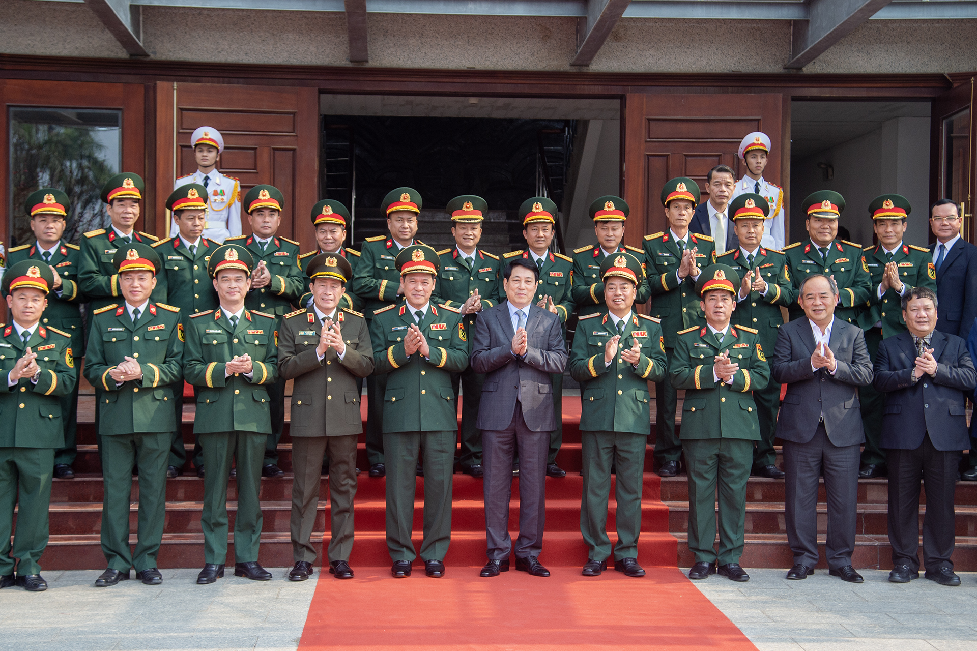 Chủ tịch nước Lương Cường với cán bộ chỉ huy Binh chủng Đặc công và các đại biểu tại buổi làm việc.