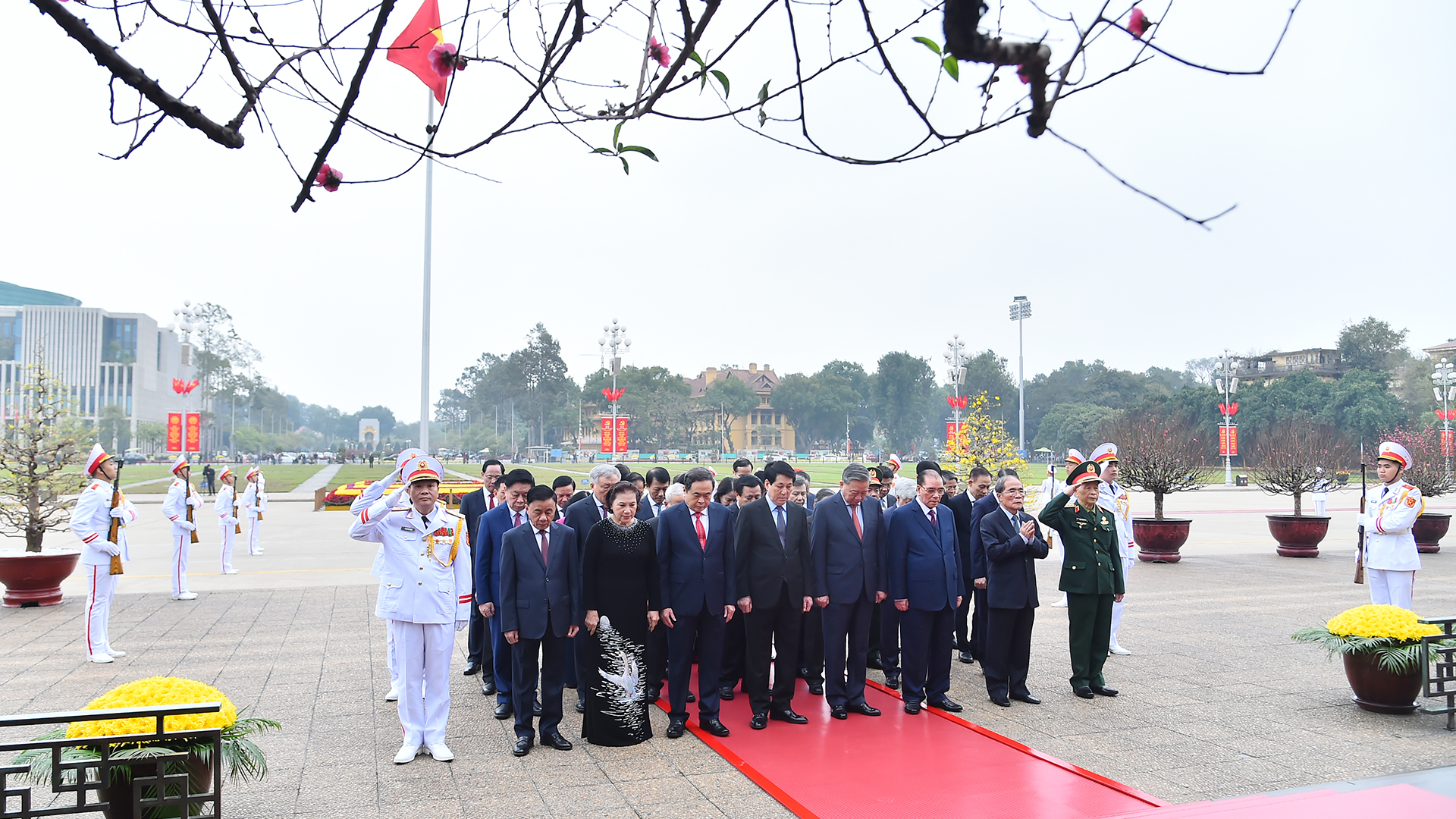 Các đồng chí lãnh đạo, nguyên lãnh đạo Đảng, Nhà nước thành kính tưởng nhớ công lao to lớn của Chủ tịch Hồ Chí Minh.